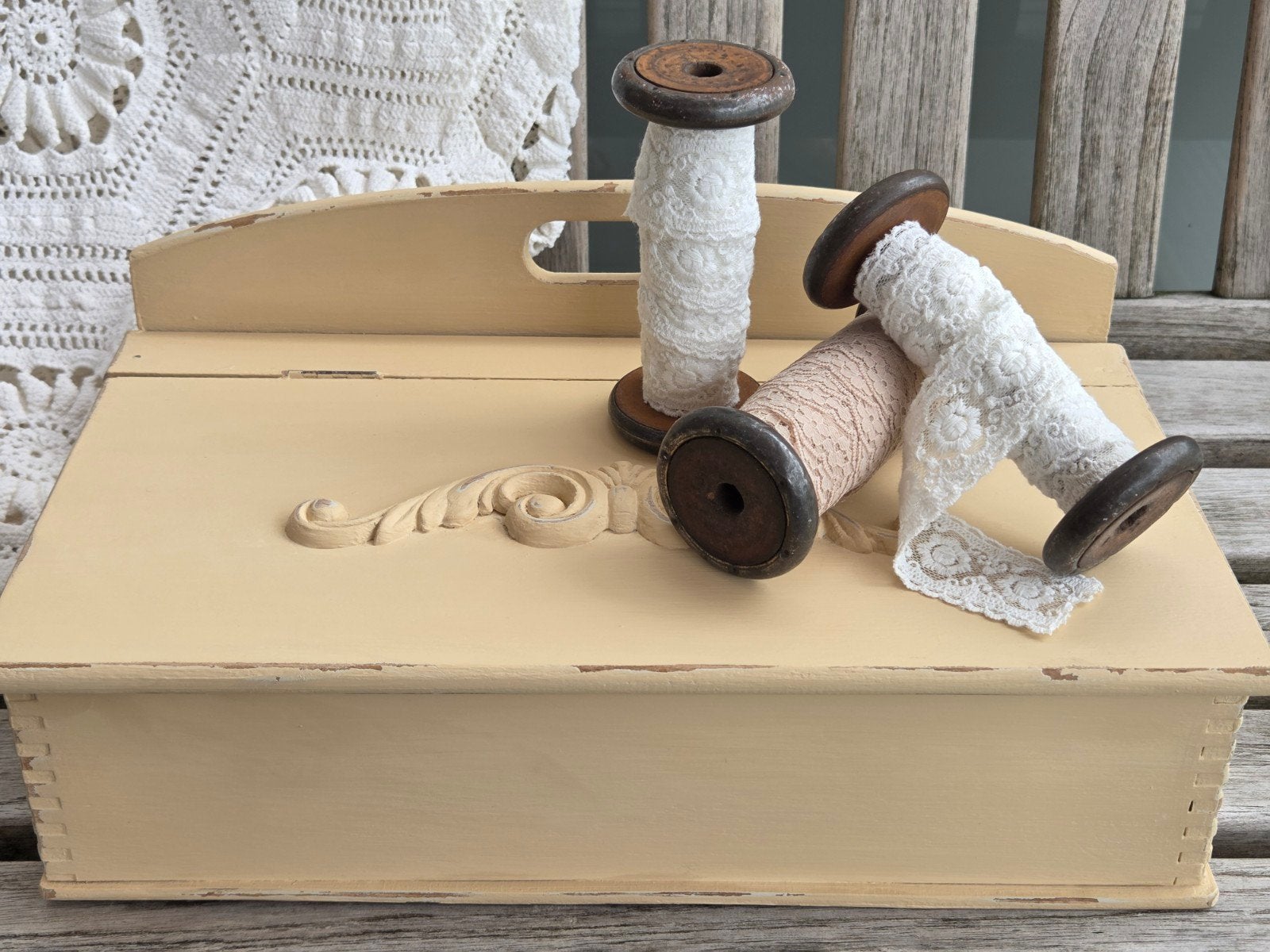 Oud brocant houten kistje met ornament, Antiek en Kunst, Curiosa en Brocante, Ophalen of Verzenden