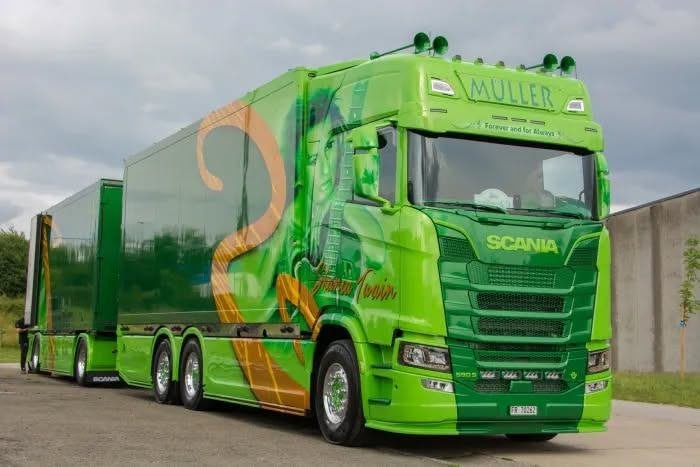 TEKNO SCANIA NEXT GEN 590 S - V8  MULLER - SHANIA TWAIN, Hobby en Vrije tijd, Ophalen of Verzenden, Nieuw, Bus of Vrachtwagen