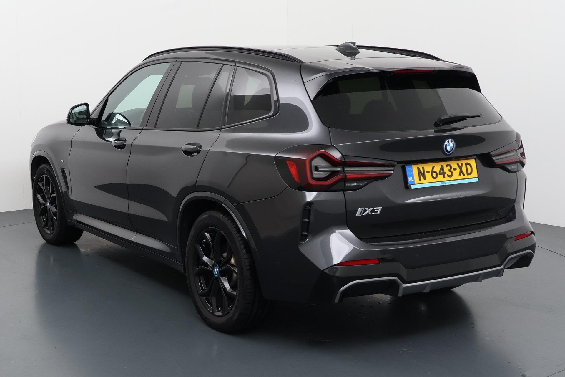 Foto 18 van BMW iX3 Executive 80 kWh Elektrisch rijden met stijl en een