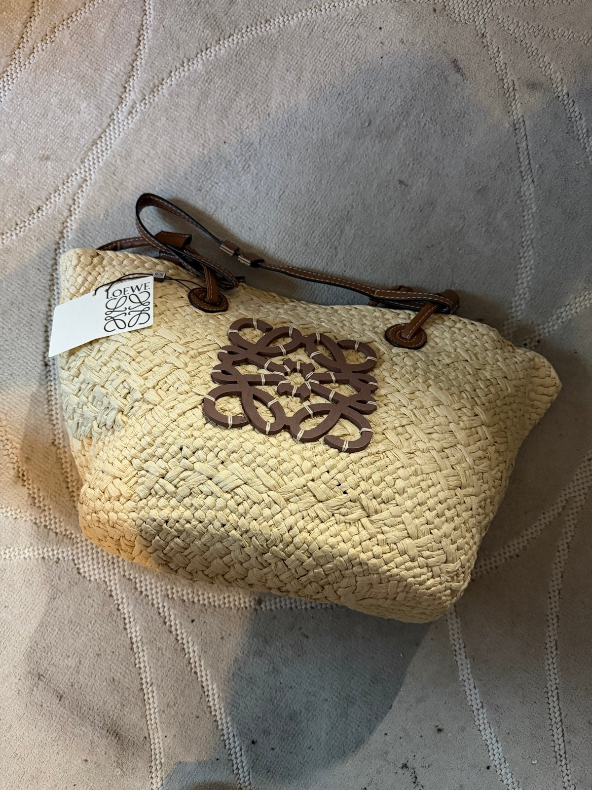 Nieuwe Loewe rieten tas met leren details, Sieraden, Tassen en Uiterlijk, Tassen | Damestassen, Ophalen of Verzenden, Nieuw, Beige