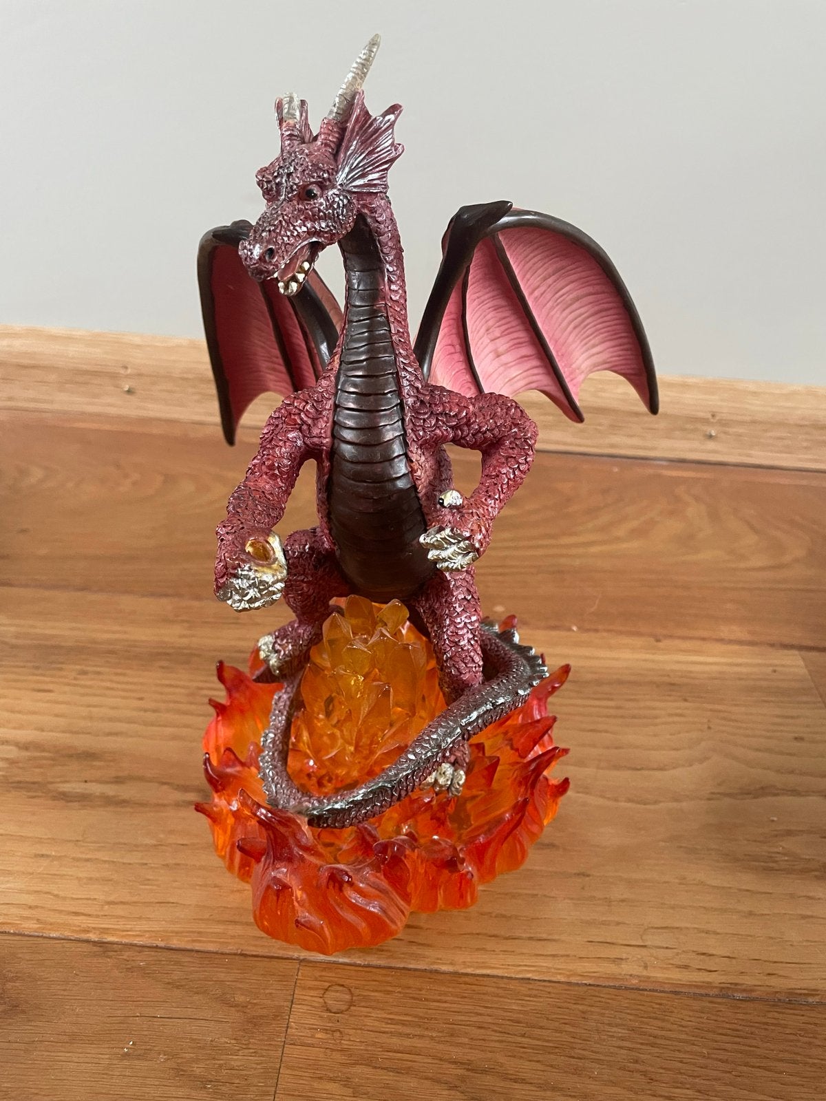 Rode draak op vlammenbeeldje - Fantasy decoratie, Ophalen, Zo goed als nieuw, Fantasy
