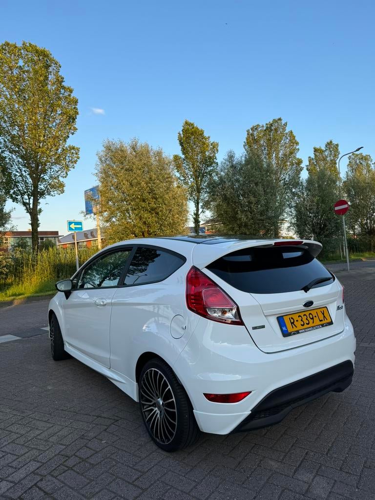 Ford Fiësta 1.0 74KW/100PK 3D 2013 Wit, Auto's, Ford, Voorwielaandrijving, 40 €/maand, 100 pk, Handgeschakeld
