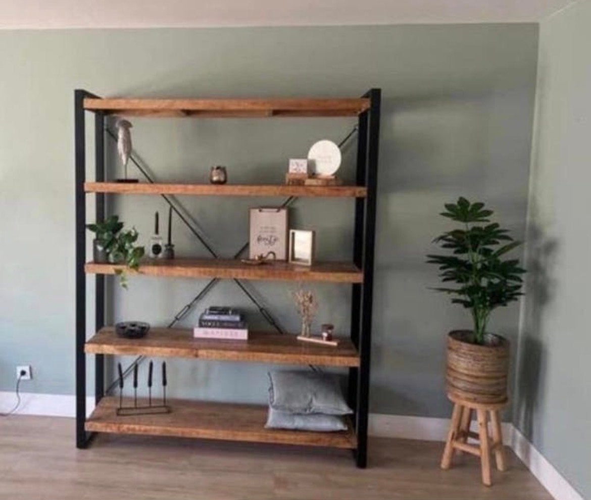 Robuuste kast met dikke houten planken en metalen frame, Huis en Inrichting, Kasten | Boekenkasten, Ophalen, Met plank(en), Gebruikt