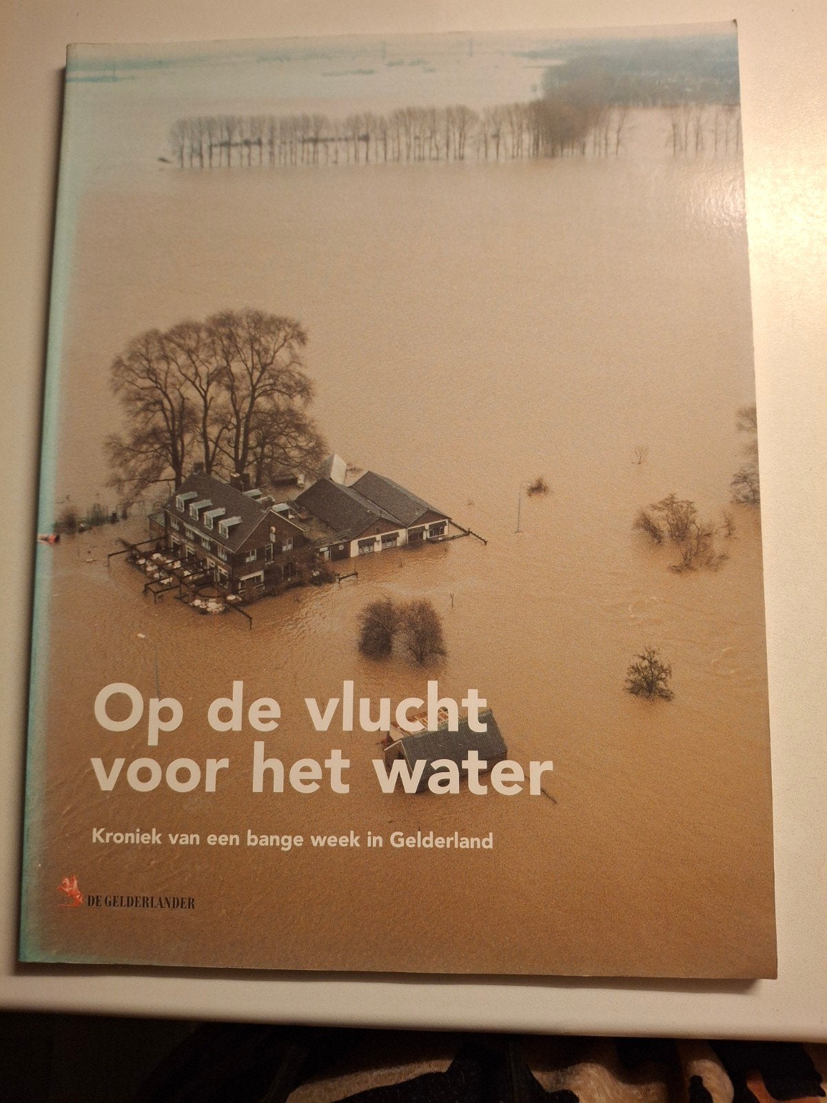 Op de vlucht voor het water - Kroniek Gelderland, Ophalen of Verzenden, 20e eeuw of later, Zo goed als nieuw, De Gelderlander