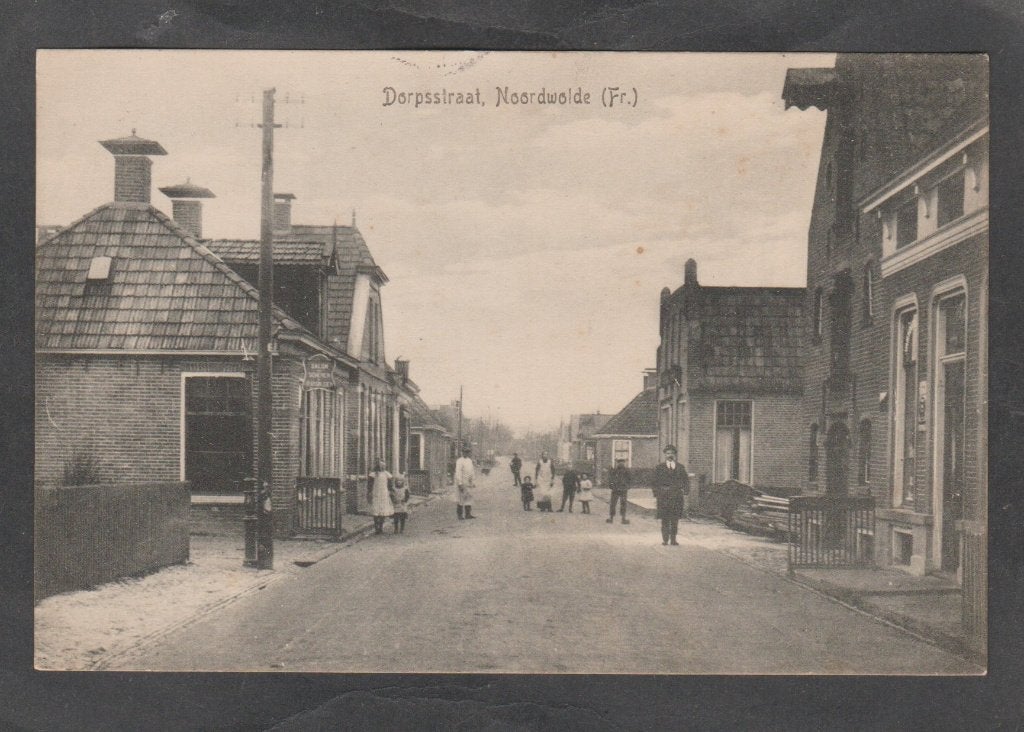noordwolde dorpsstraat  met mensen, Verzenden, Voor 1920, Gelopen, Friesland