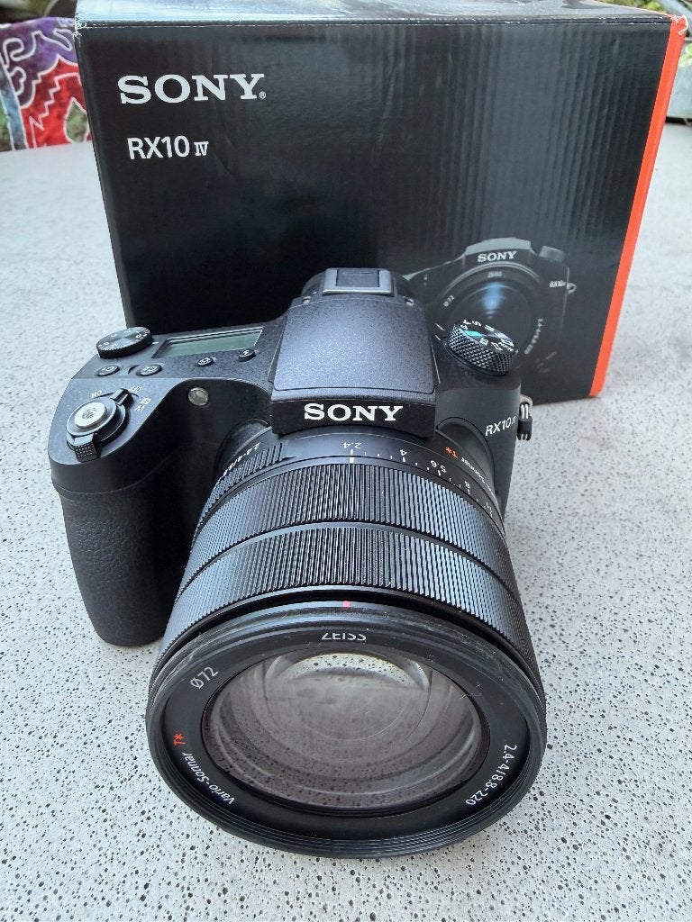 Sony RX10 IV incl. 3 accu's en oplader, december 2023, Audio, Tv en Foto, Fotocamera's Digitaal, GPS, Ophalen of Verzenden, Zo goed als nieuw