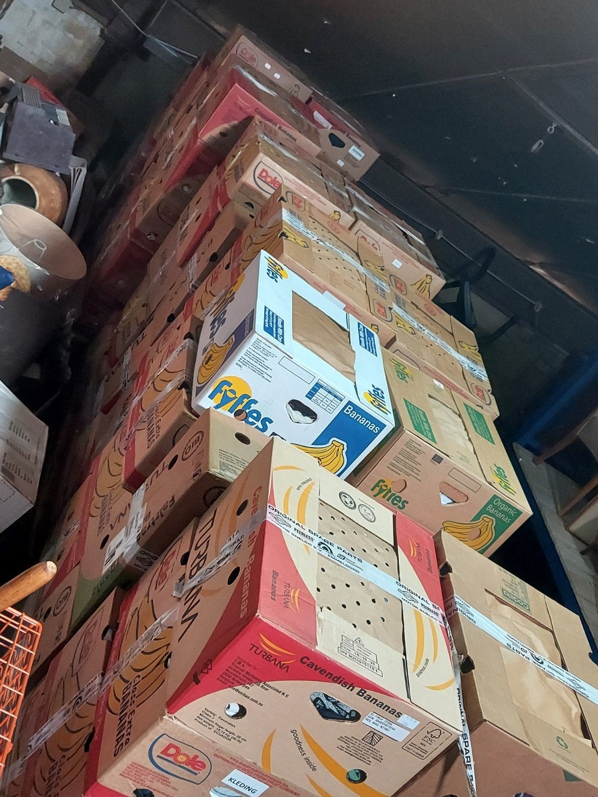 mixpartij tweedehands kleding 400 bananendozen vol, Ophalen, Gebruikt