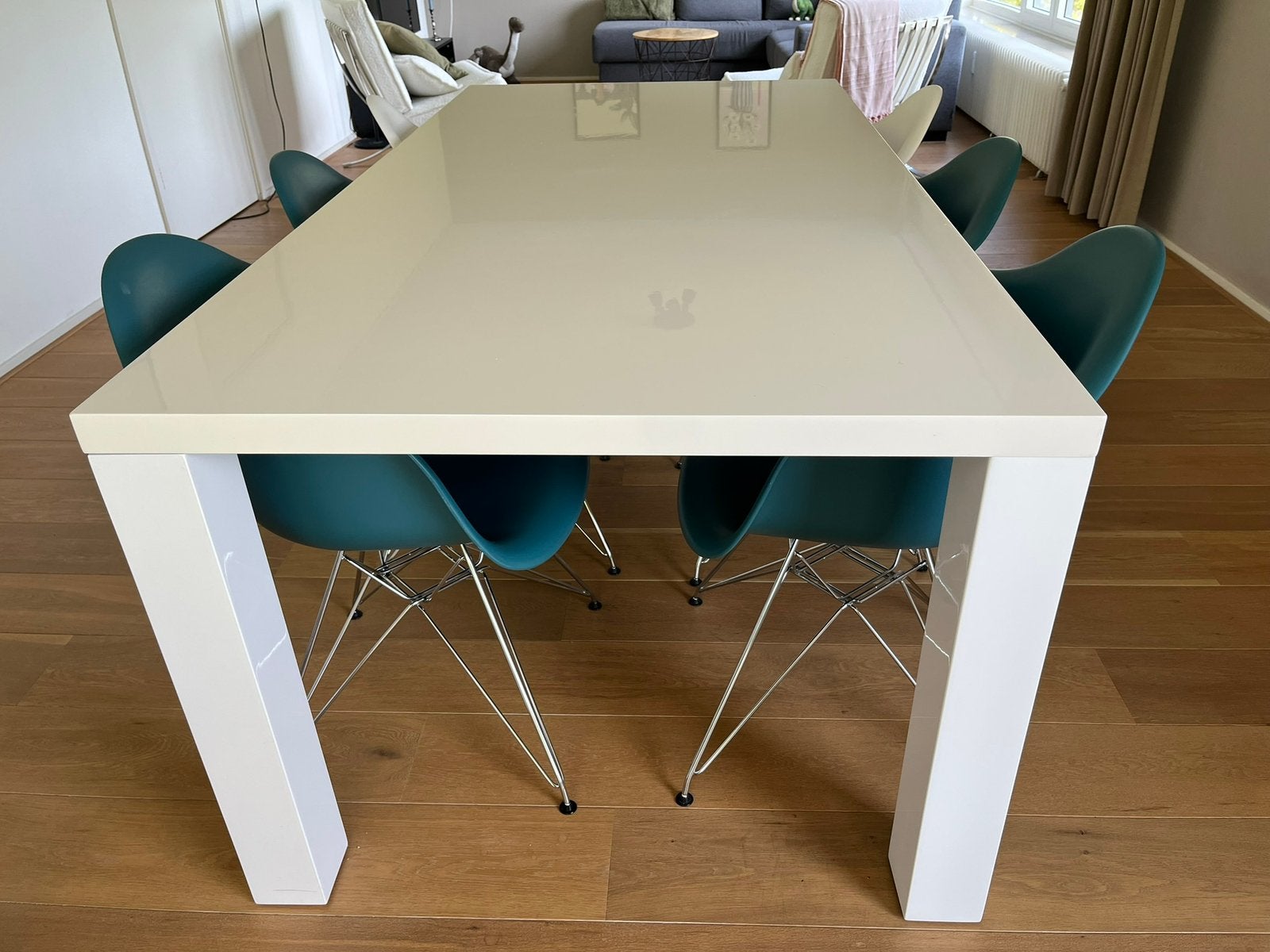 Petrolblauw(4) en witte(2) kuipstoelen (Eames design), Huis en Inrichting, Stoelen, Ophalen, Kunststof, Blauw, Zo goed als nieuw