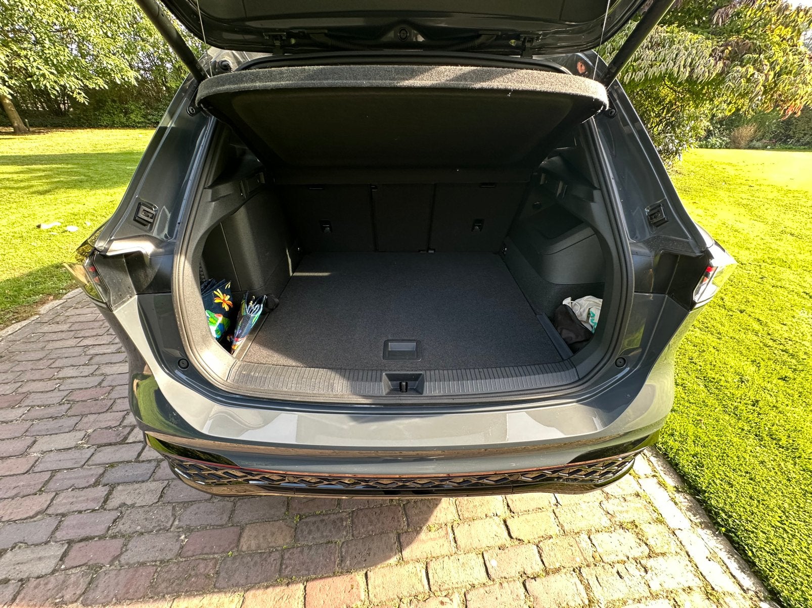 Foto 9 van Volkswagen Tiguan Hybride 272PK R-Line 2025 Dolphin Grijs