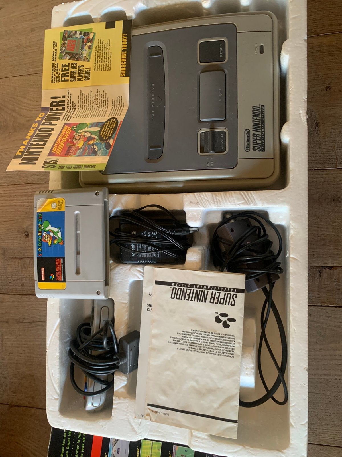 Super nintendo compleet , 16bit controllers mario boekjes, Spelcomputers en Games, Ophalen of Verzenden, Zo goed als nieuw, Met 2 controllers