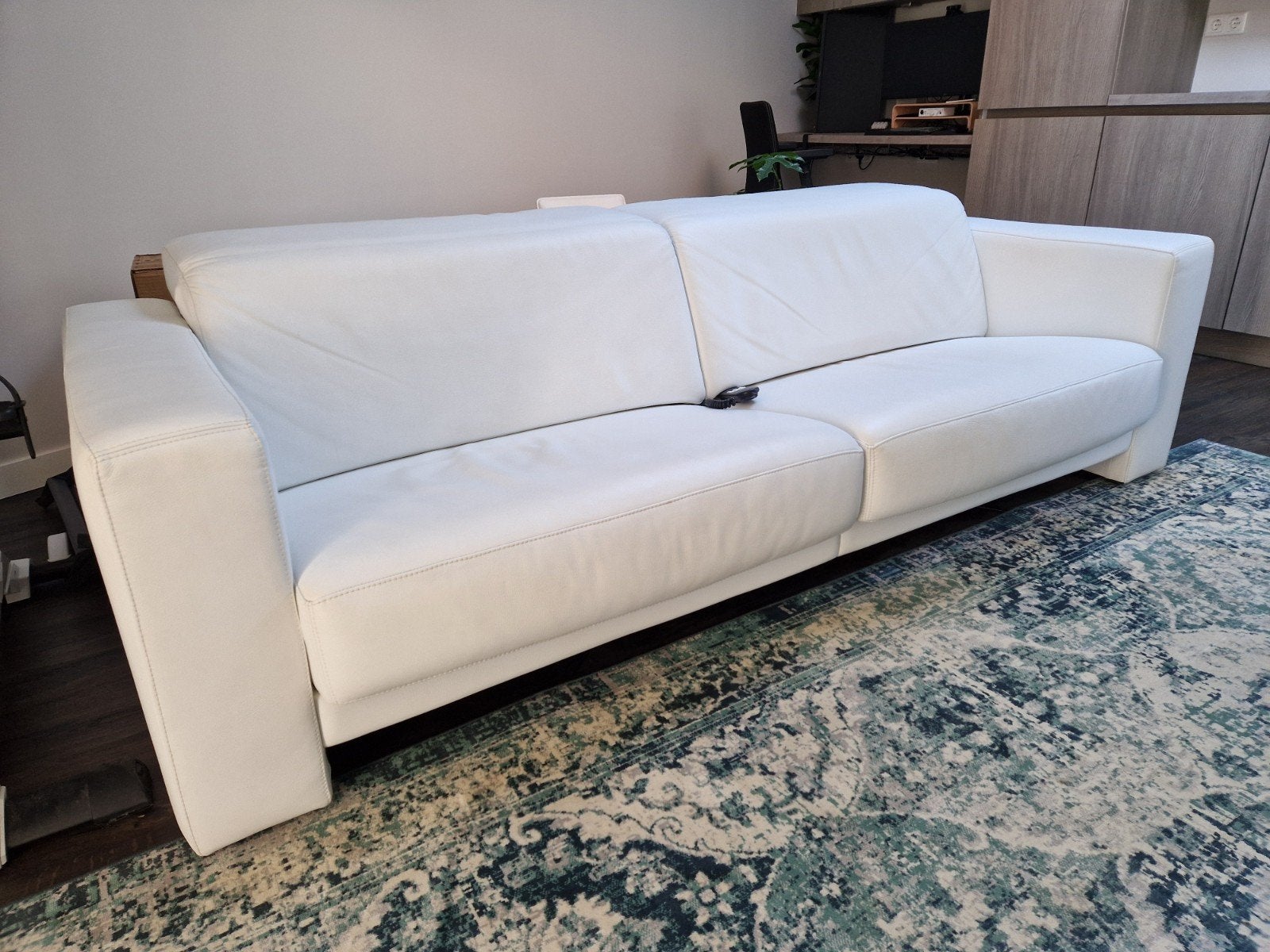 Witte lederen bank met elektrische relaxfunctie, Ophalen, Driepersoons, 75 tot 100 cm, Zo goed als nieuw