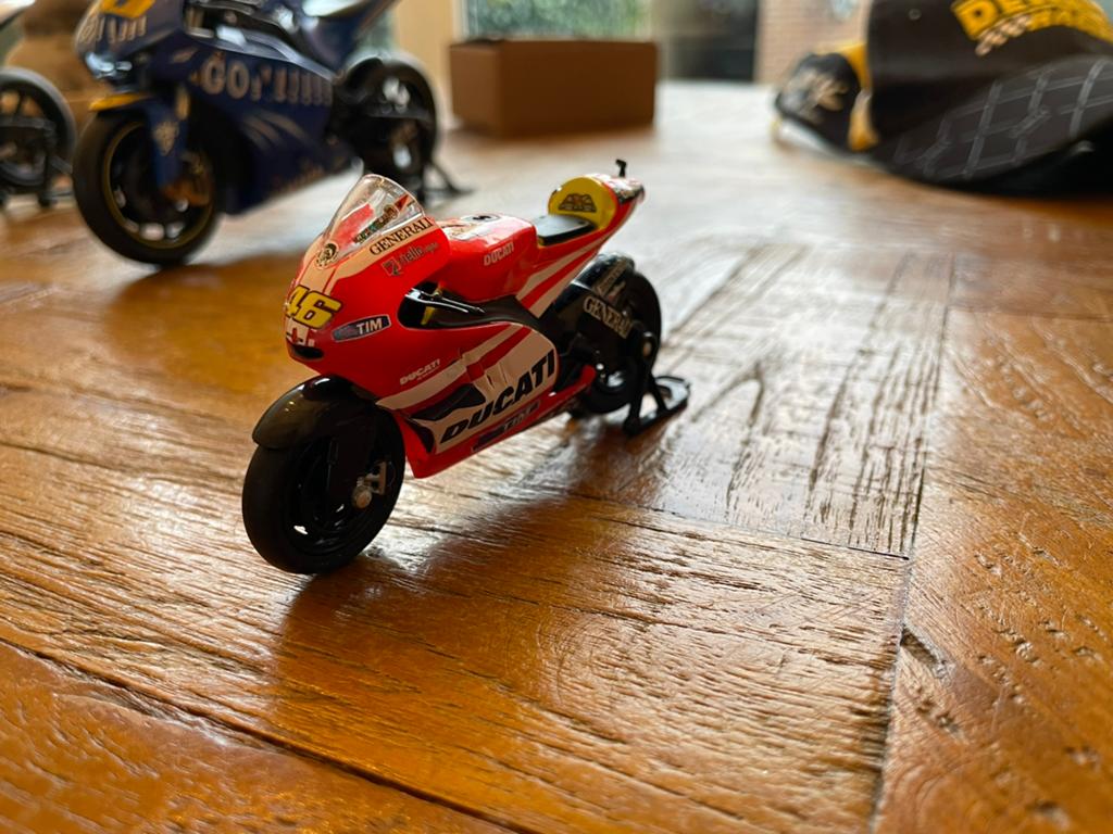 Valentino Rossi Ducati schaalmodel, Ophalen of Verzenden, Groter dan 1:32, Overige typen, Overige merken
