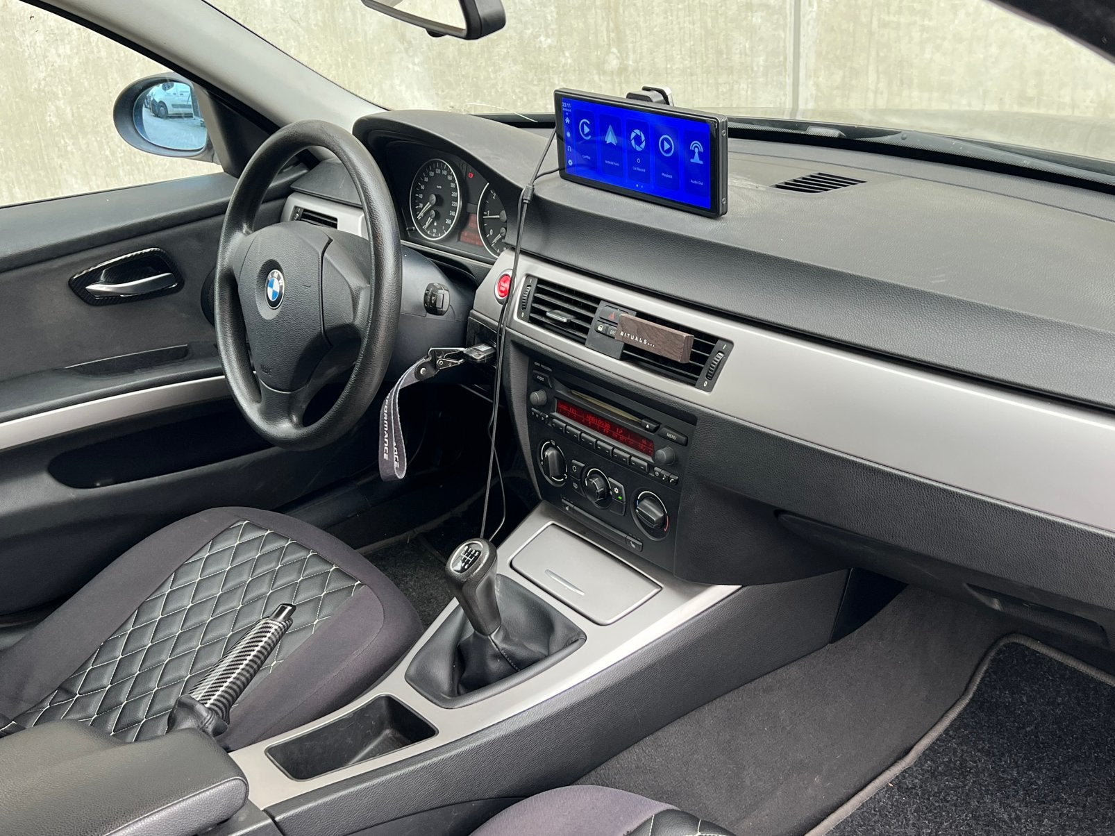 Zwarte BMW 3-Serie 318i E90 Sedan Benzine 129PK/NieuweAPK/BT, Achterwielaandrijving, 4 cilinders, 129 pk, Leder en Stof