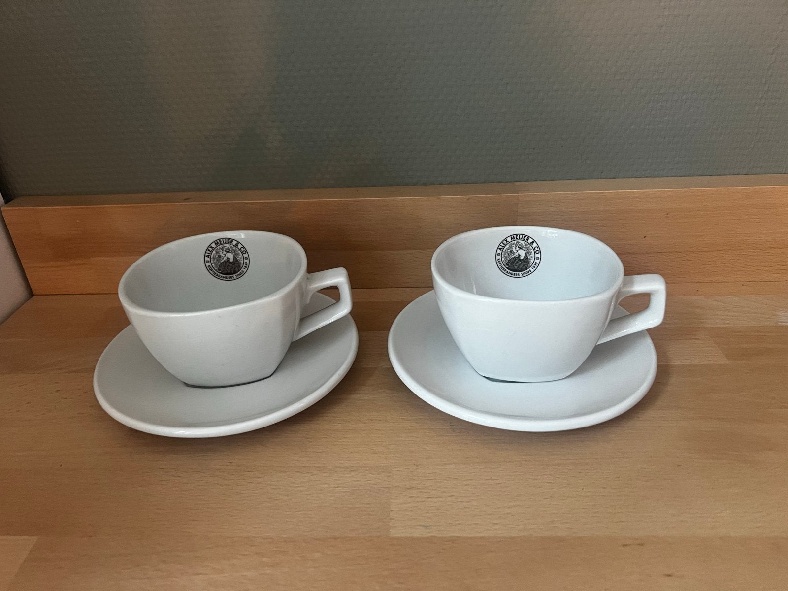 2x Alex Meijer & Co Koffiekop en Schotel - Stevig Porselein, Overige merken, Ophalen of Verzenden, Zo goed als nieuw, Kop(pen) en/of Schotel(s)