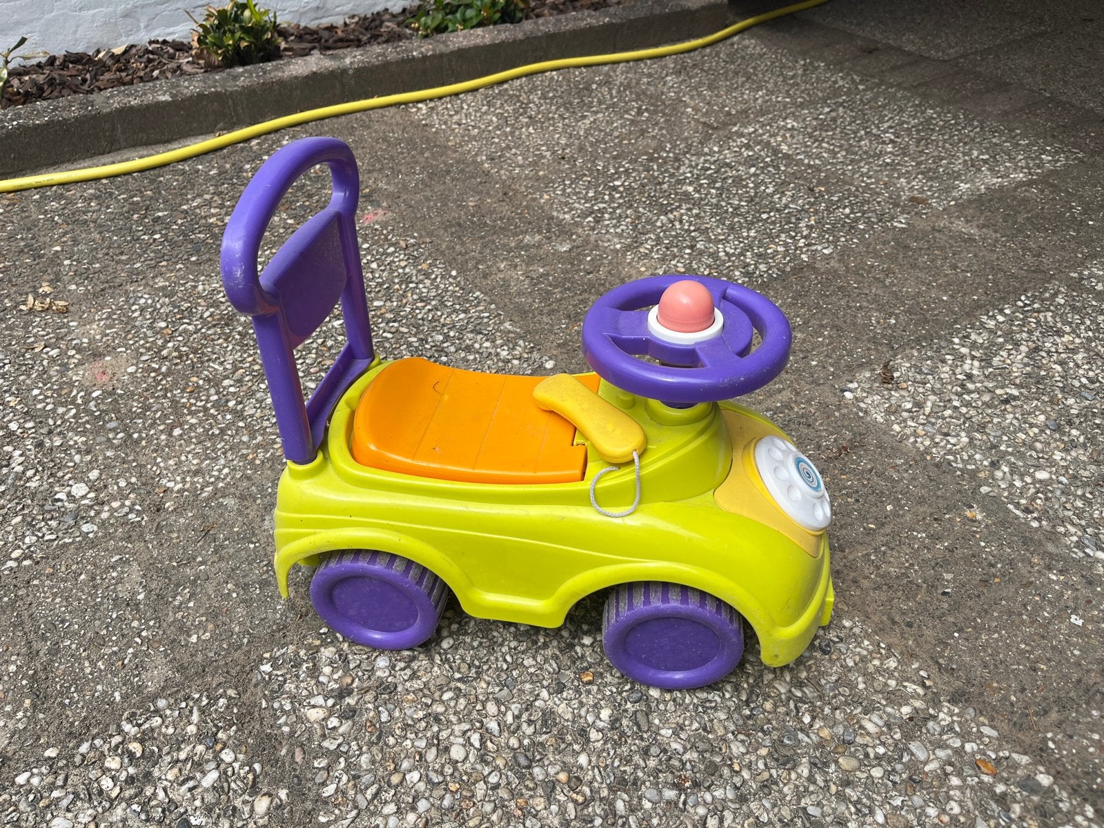 Loopauto voor kinderen - Geel met paarse accenten, Ophalen, Gebruikt, Loopvoertuig