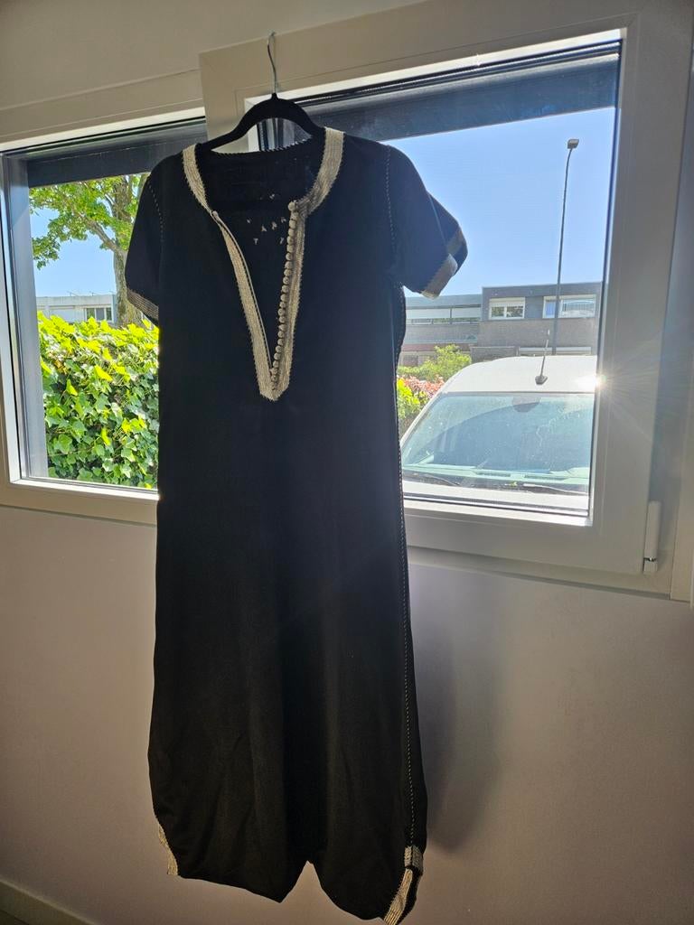 Zwarte Kaftan met Witte Borduurdetails, Kleding | Dames, Maat 38/40 (M), Zwart, Ophalen of Verzenden, Onder de knie