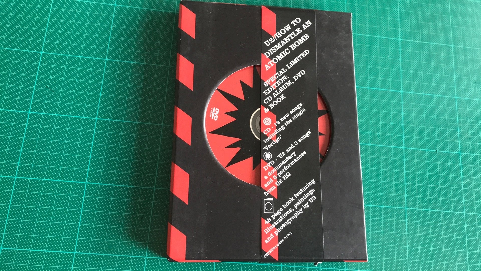 U2 HOW TO DISMANTLE AN ATOMIC BOMB cd  dvd. En boekje (9), Alle leeftijden, Ophalen of Verzenden, Zo goed als nieuw