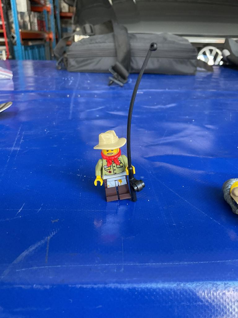 Lego Ninjago minifig Jesper uit 70751 met zeehengel met vis, Ophalen, Zo goed als nieuw, Lego