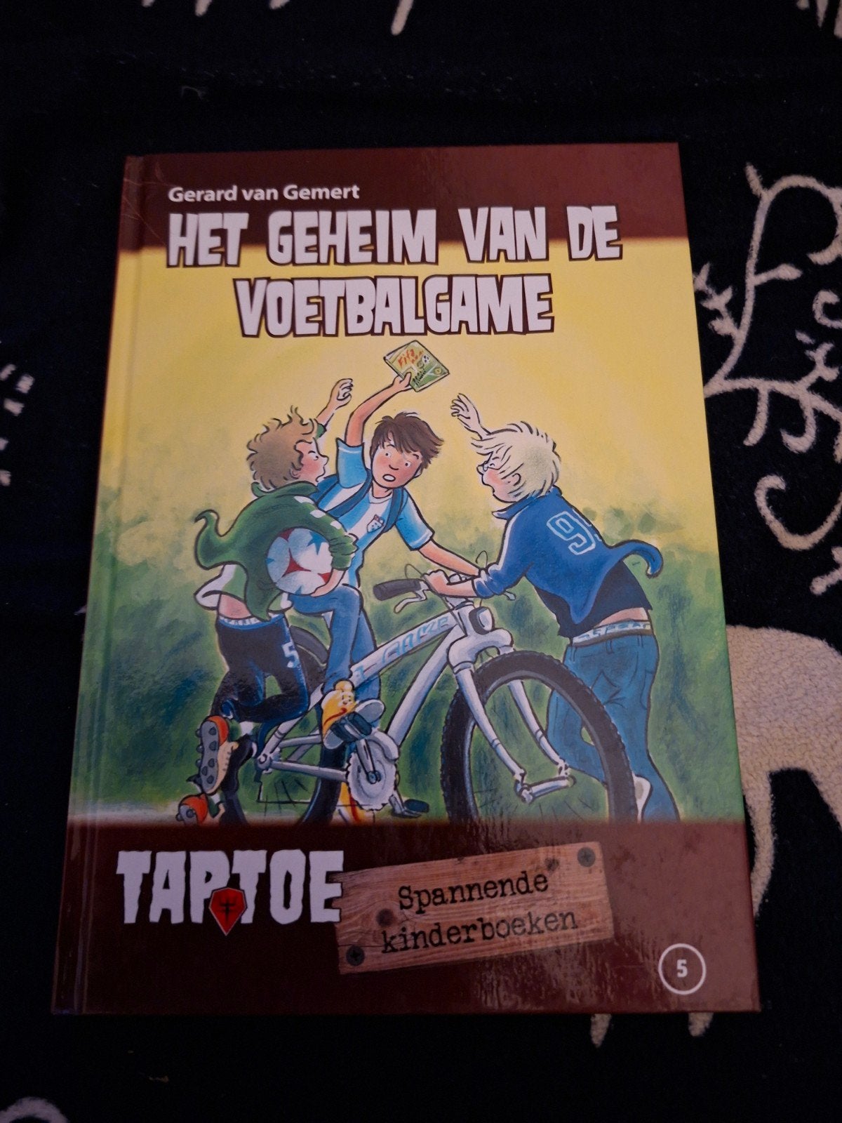 Het Geheim van de Voetbalgame - Gerard van Gemert, Boeken, Ophalen of Verzenden, Zo goed als nieuw, Gerard van Gemert, Fictie algemeen