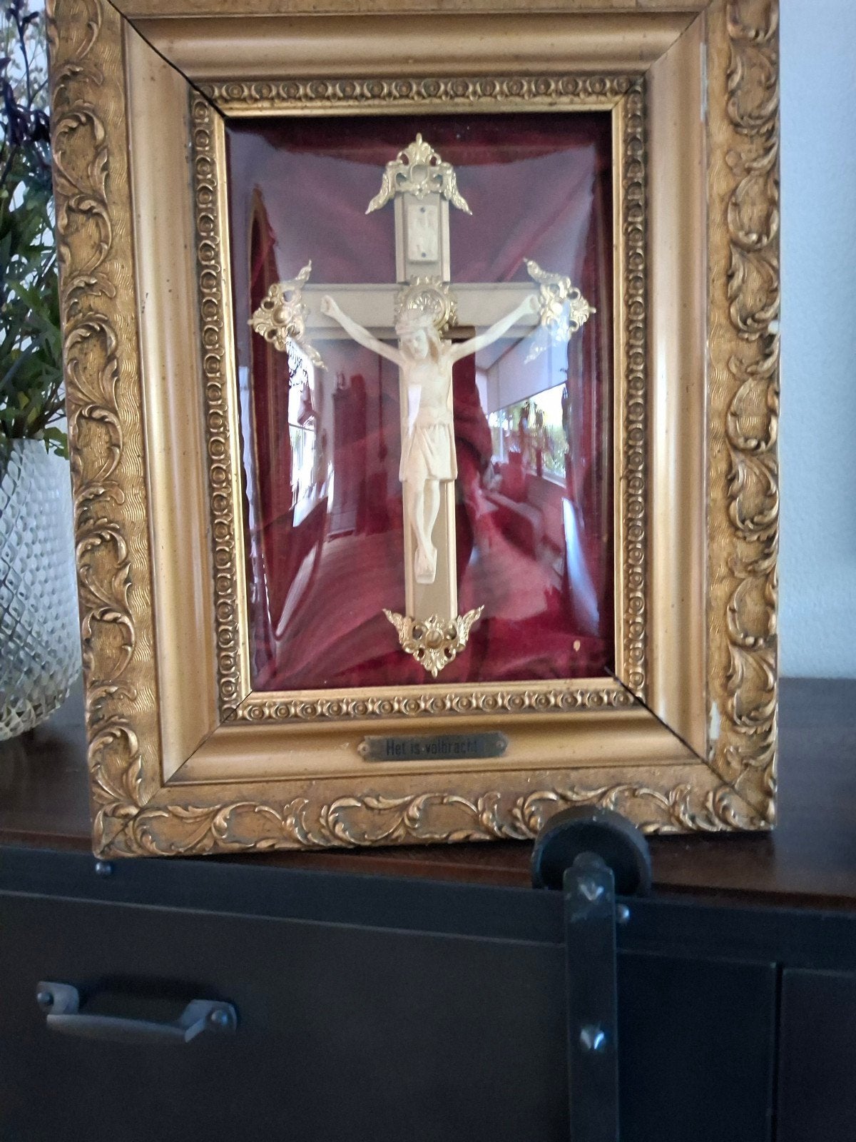Oud kruisbeeld in bol glas lijst - 39x48 cm, Ophalen of Verzenden