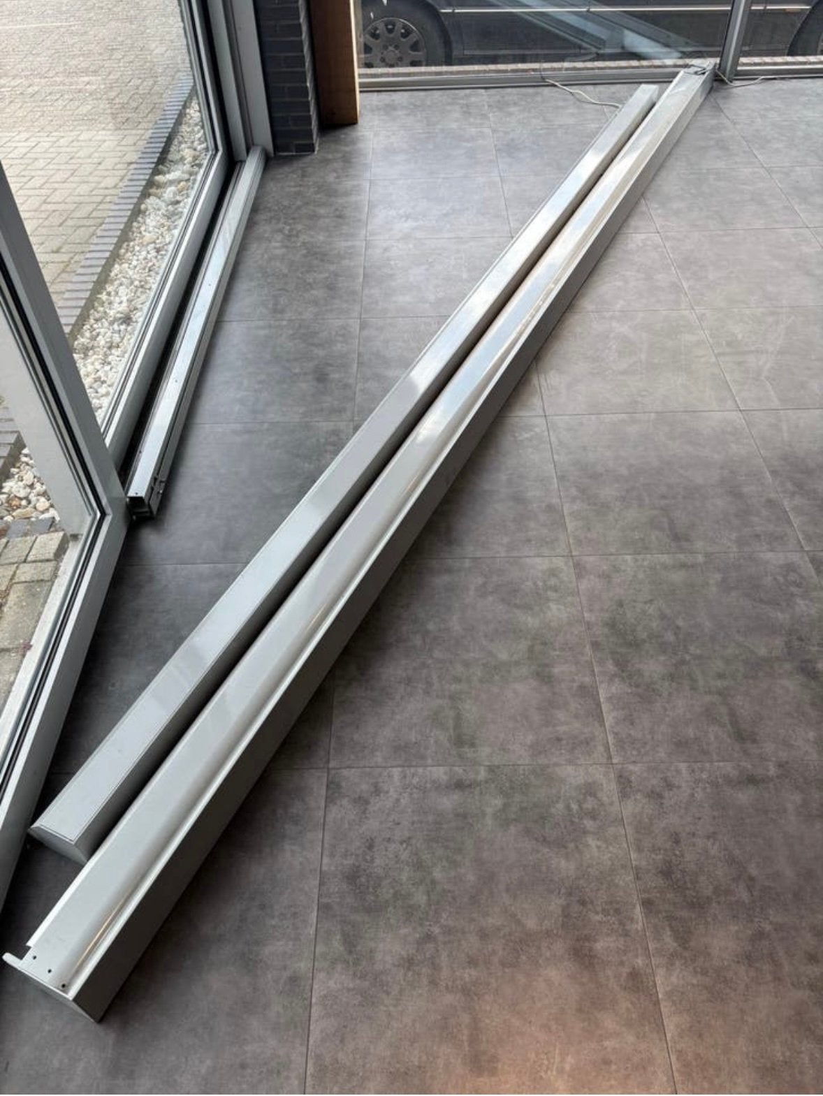 Witte screens van 4,40 en 5.10 meter met afstandsbediening, Tuin en Terras, Zonneschermen, Ophalen, 450 cm of meer, Elektrisch