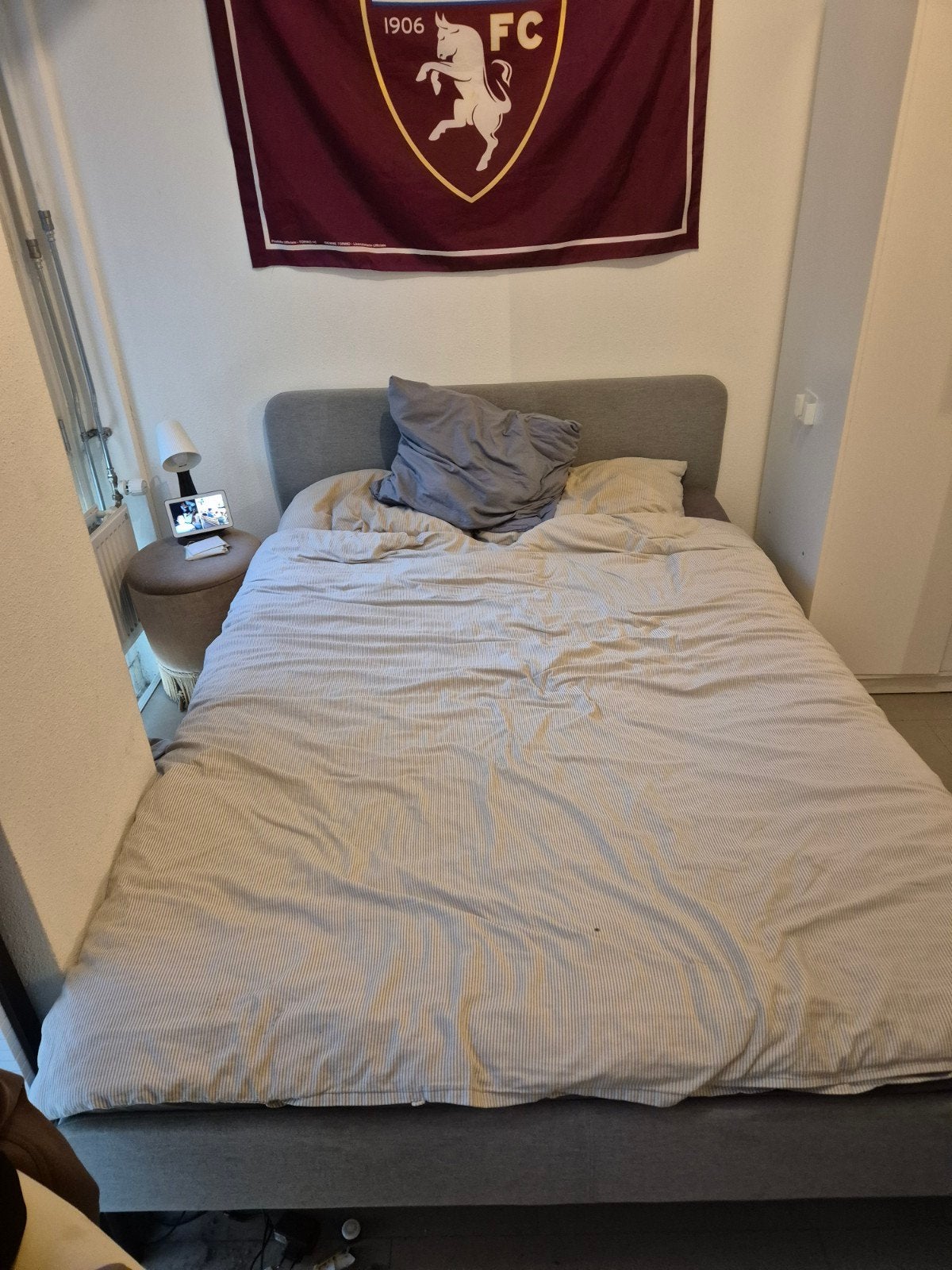 Tweepersoonsbed met gestoffeerd hoofdbord, Huis en Inrichting, Slaapkamer | Bedden, Ophalen, Gebruikt, Tweepersoons, 120 cm