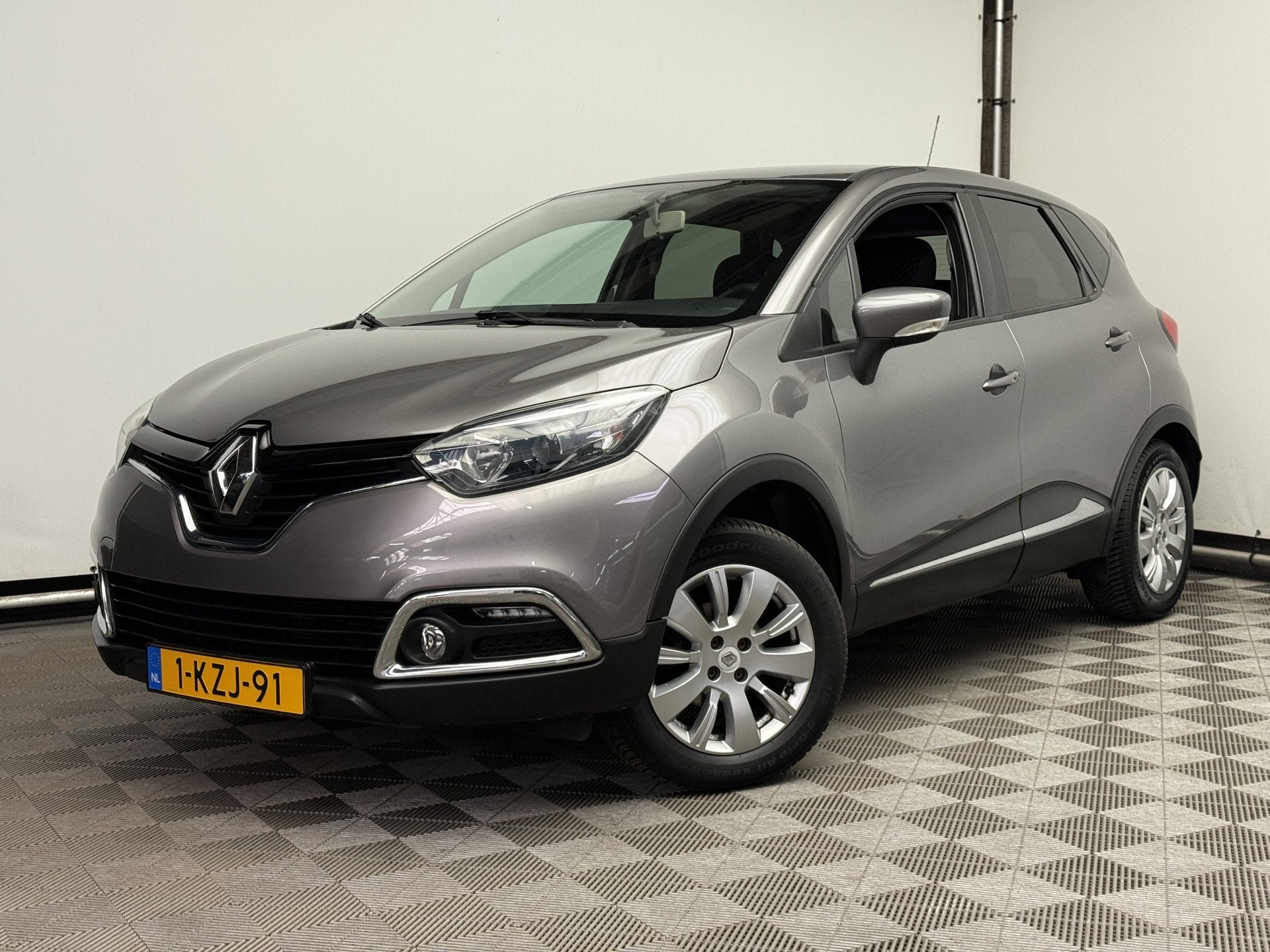 Renault Captur 0.9 TCe Expression Navi Camera 1e Eigenaar, Auto's, Voorwielaandrijving, Stof, Gebruikt, Met garantie (alle)