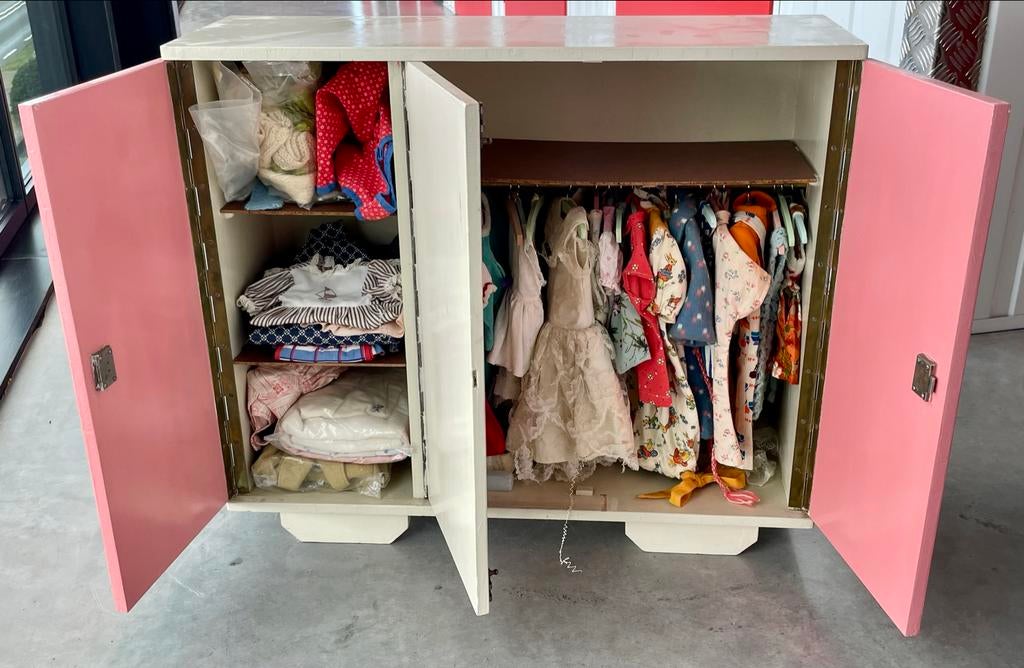 Vintage poppenwieg & poppenklerenkast, begin jaren '60, Kinderen en Baby's, Speelgoed | Poppenhuizen, Ophalen of Verzenden, Gebruikt