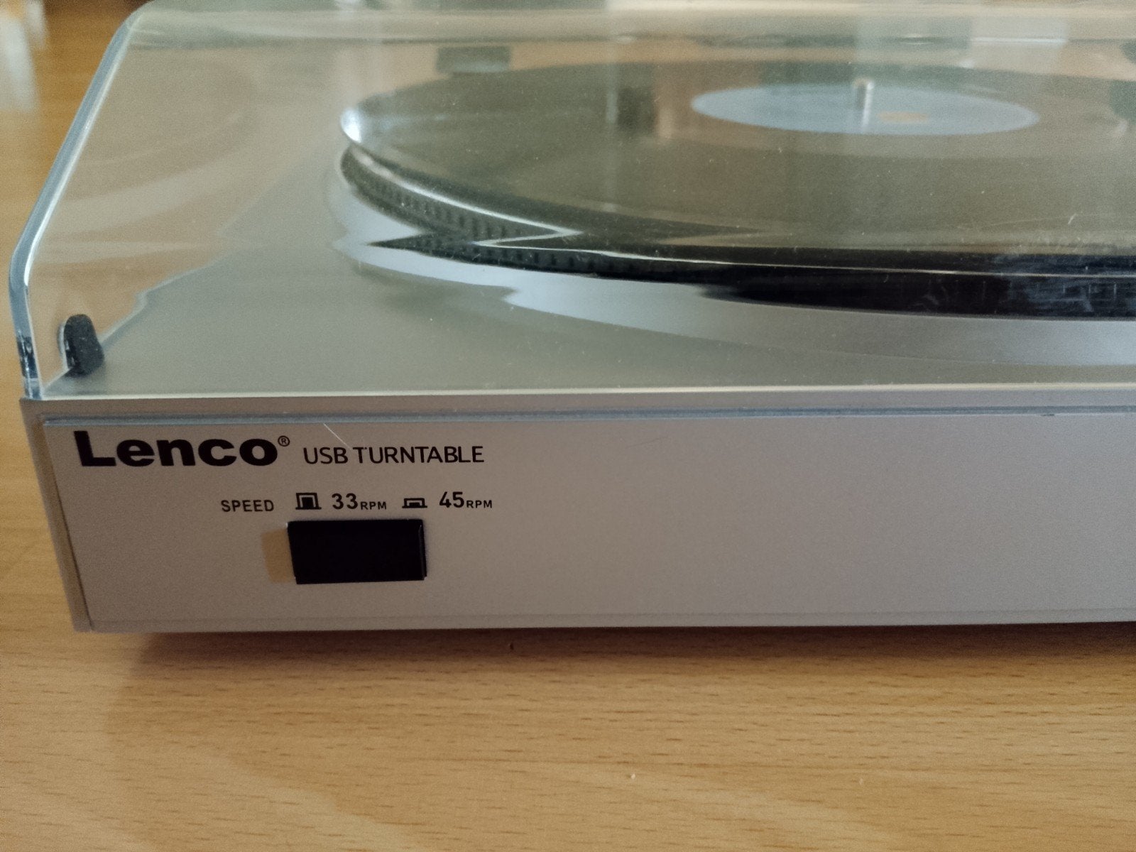 Foto 3 van LENCO zilverkleurige platenspeler - Recordplayer 

Goedwe