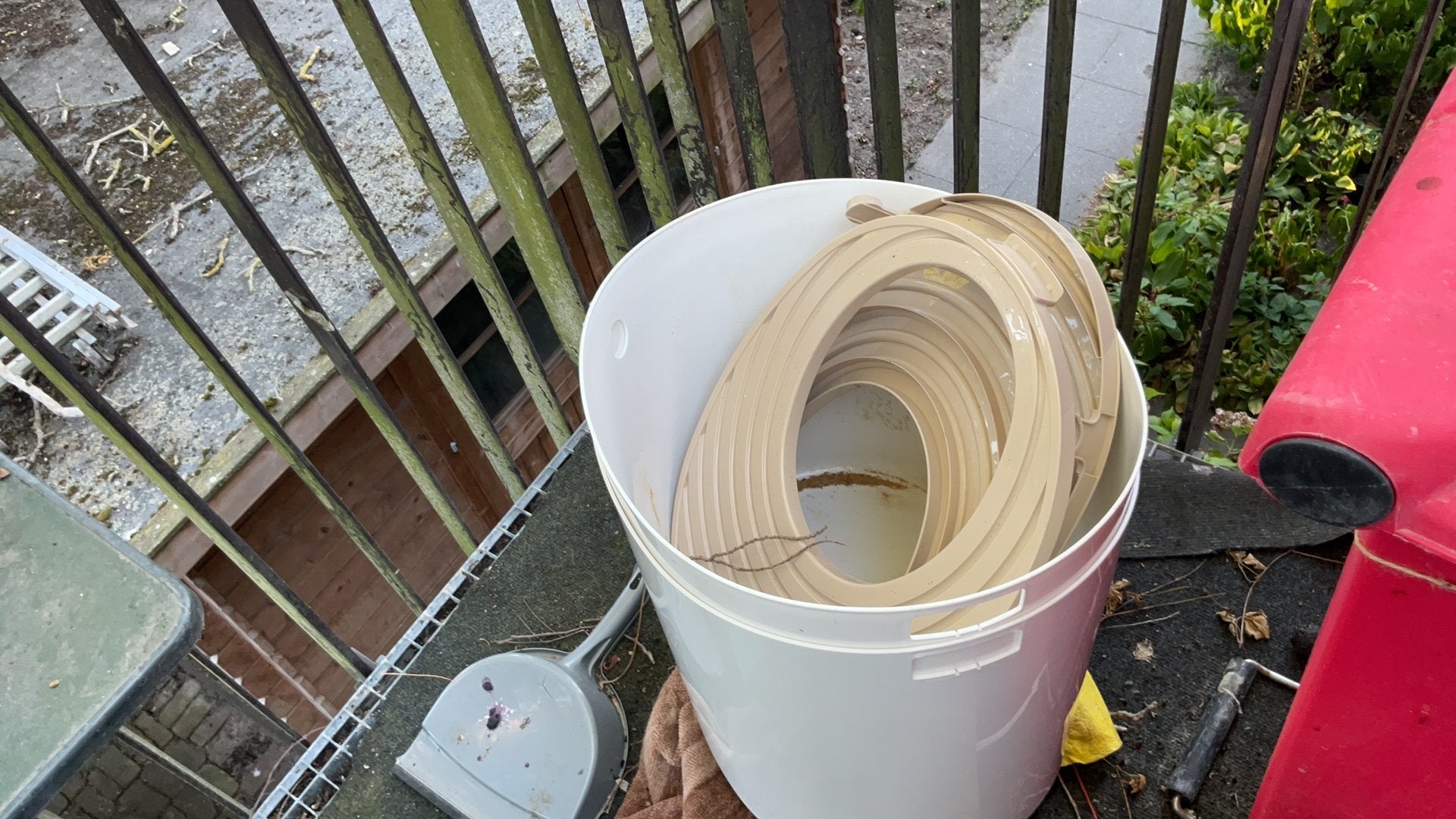2 x kattenbakkenhou kool met spoed weg, Ophalen, Zo goed als nieuw