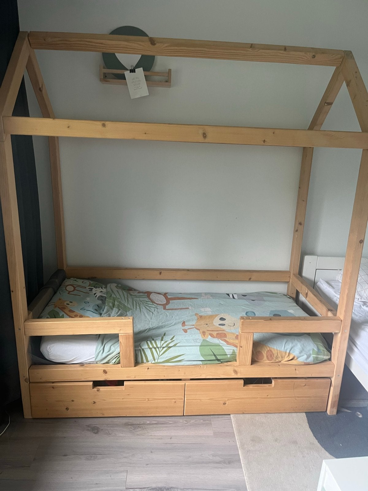 Little Dreamers Junior Bed met hekjes en matras, Kinderen en Baby's, Kinderkamer | Bedden, Ophalen, Gebruikt, 70 tot 85 cm, 140 tot 160 cm