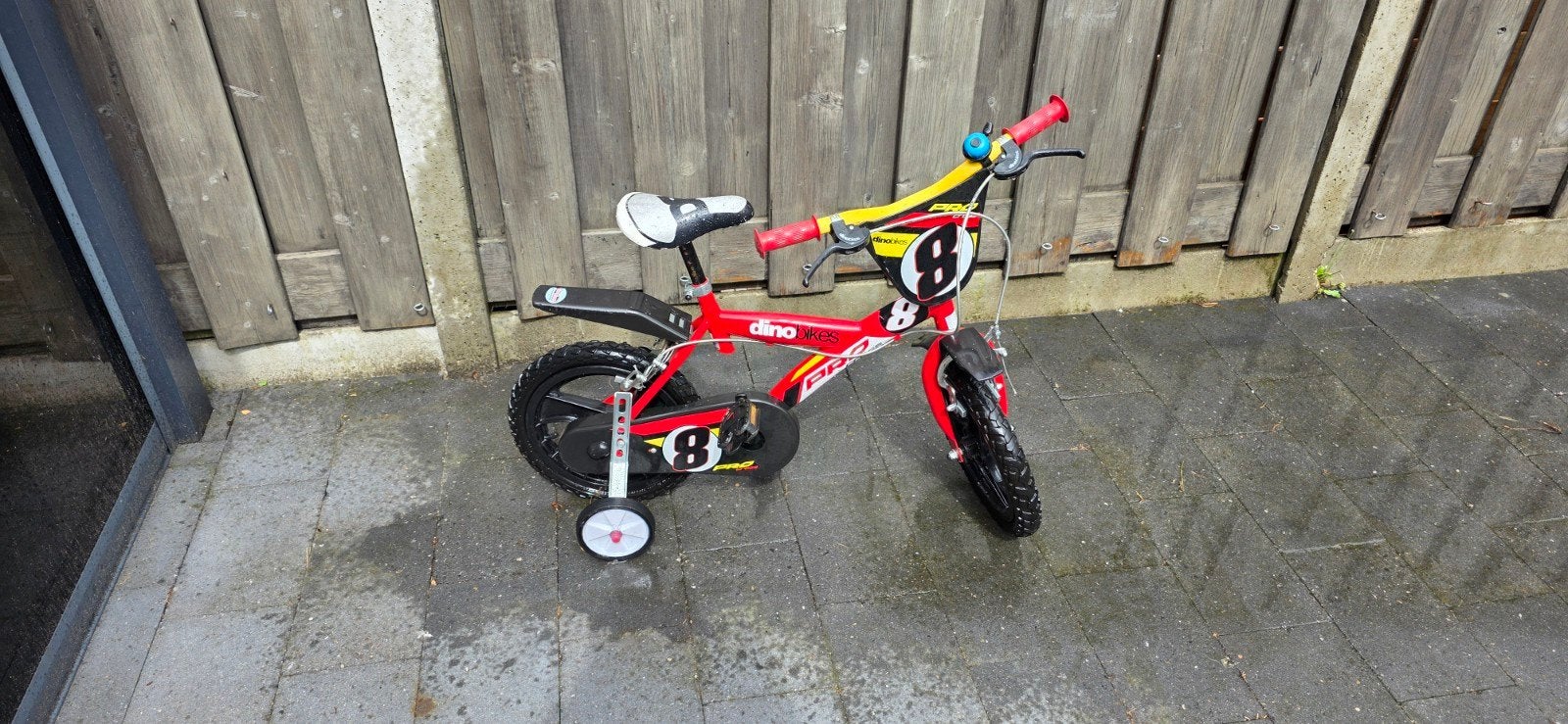 Dino Bikes kinderfiets rood met zijwieltjes, Fietsen en Brommers, Fietsen | Kinderfietsjes, Ophalen, Zijwieltjes, Gebruikt, Velgrem