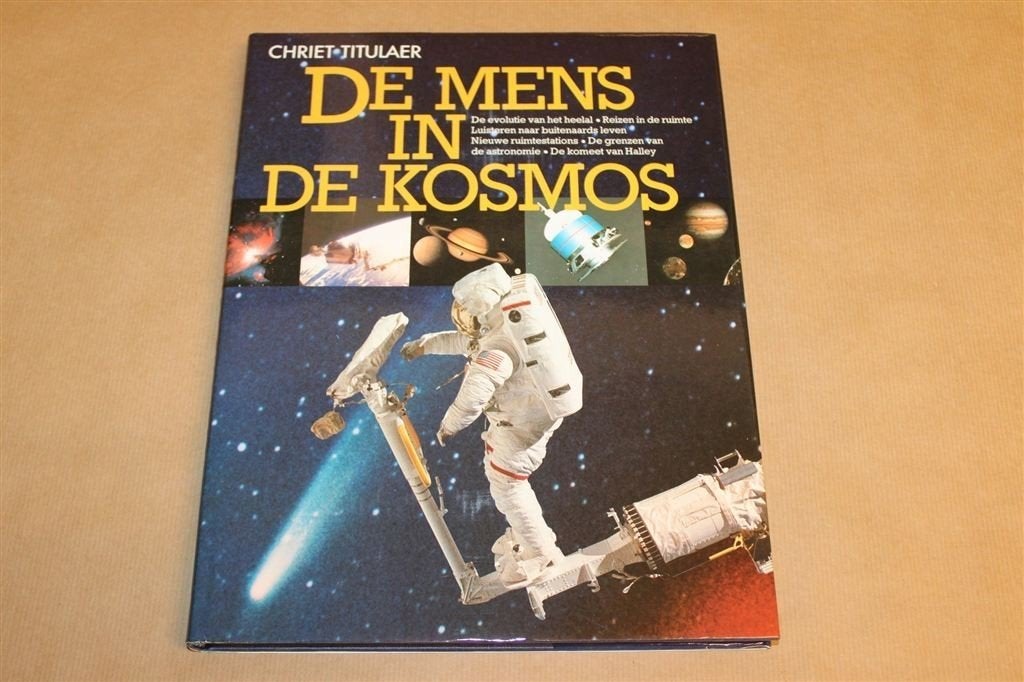 De Mens in de Kosmos — Chriet Titulaer, Ruimteonderzoek, Ophalen of Verzenden, Gelezen, Natuurwetenschap