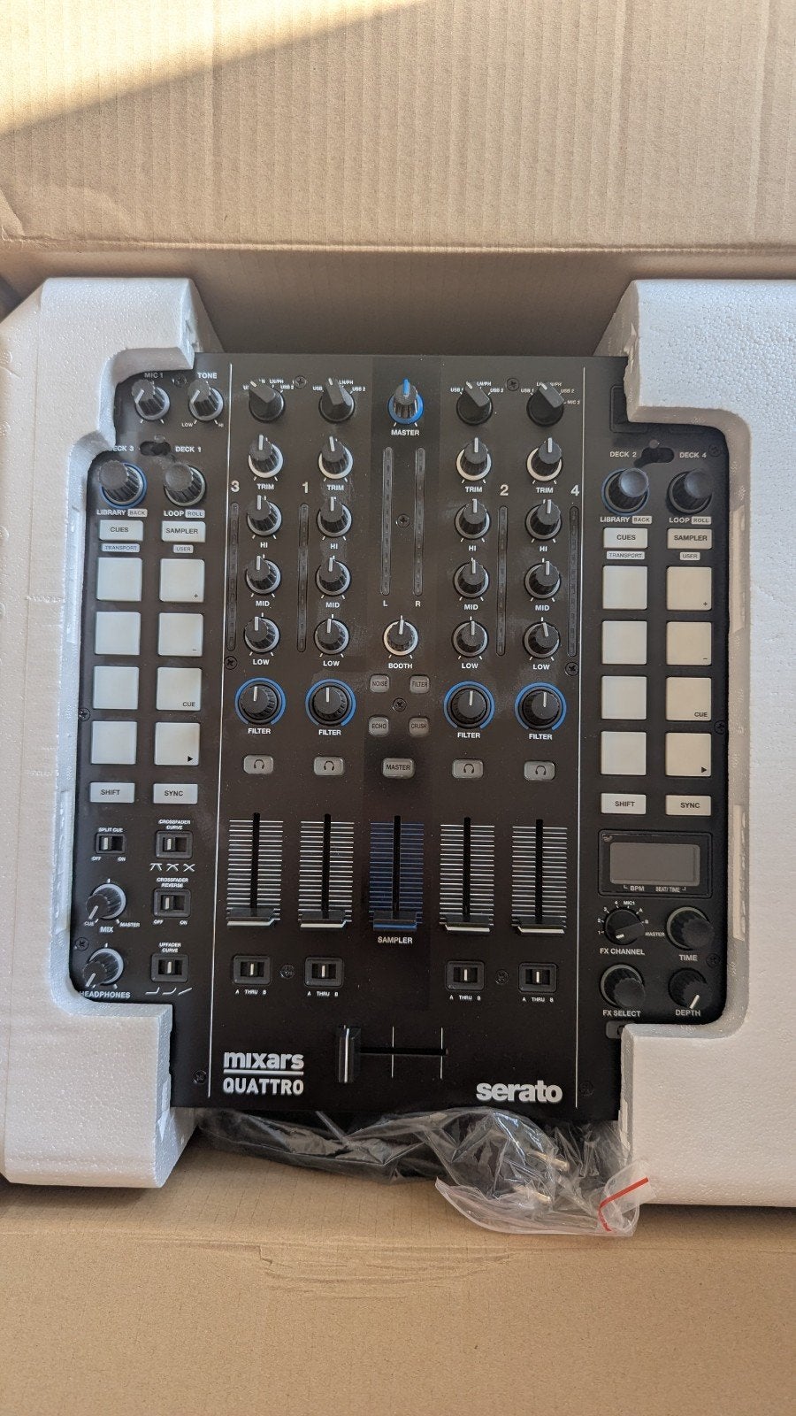 DJ Mixars Quattro Serato mixer met crossfader