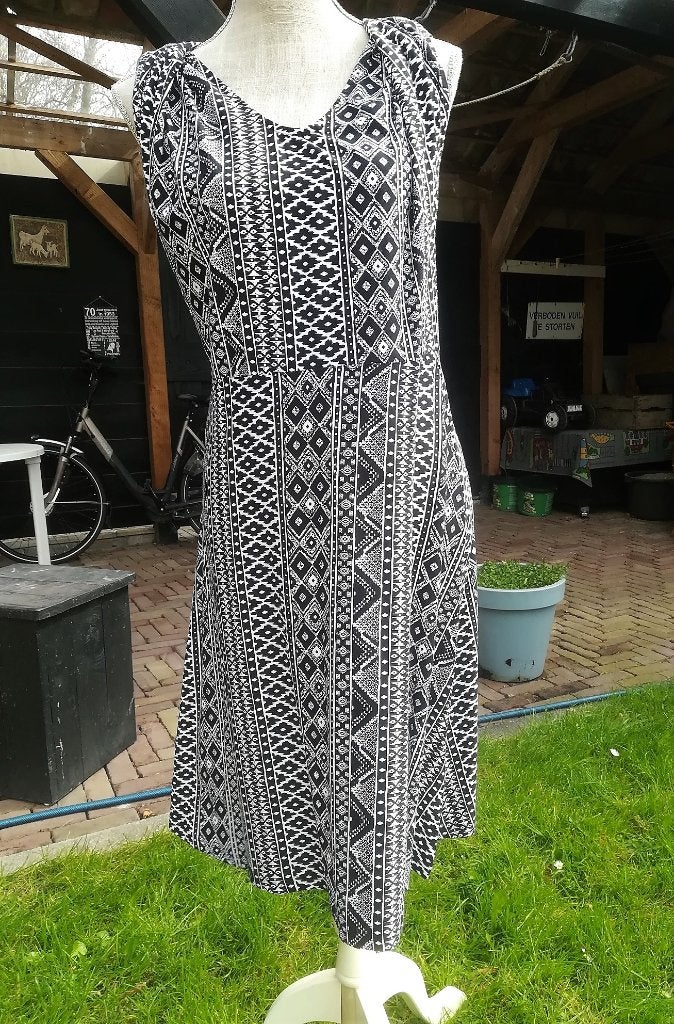 te koop: luchtige zomerjurk, Maat 38/40 (M), Zwart, Ophalen of Verzenden, Knielengte