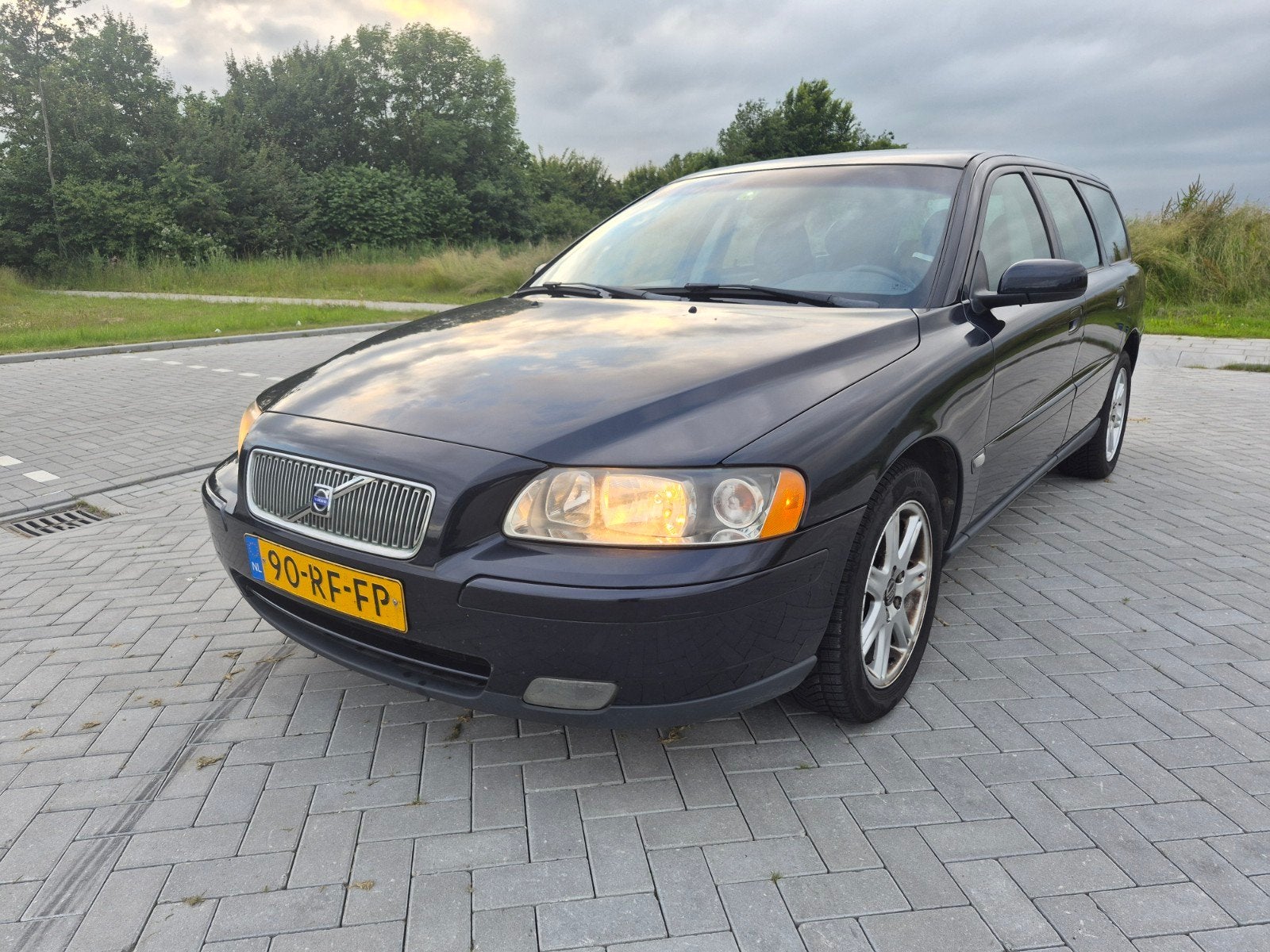 Volvo V70 2.4 170PK 2005 Blauw nieuwe apk!, Voorwielaandrijving, 1800 kg, Zwart, Blauw