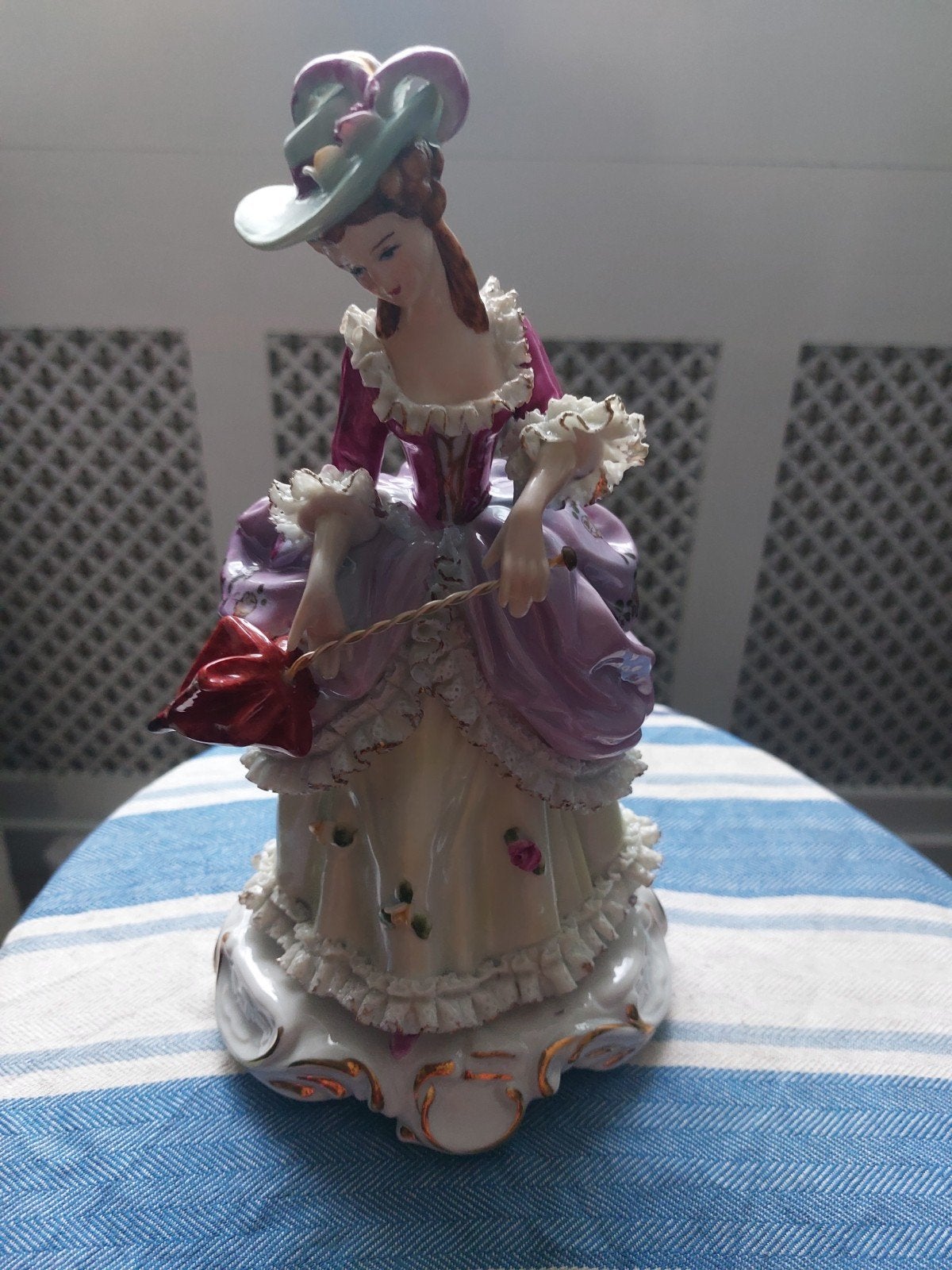 Vintage porseleinen beeldje van dame met parasol, Ophalen of Verzenden