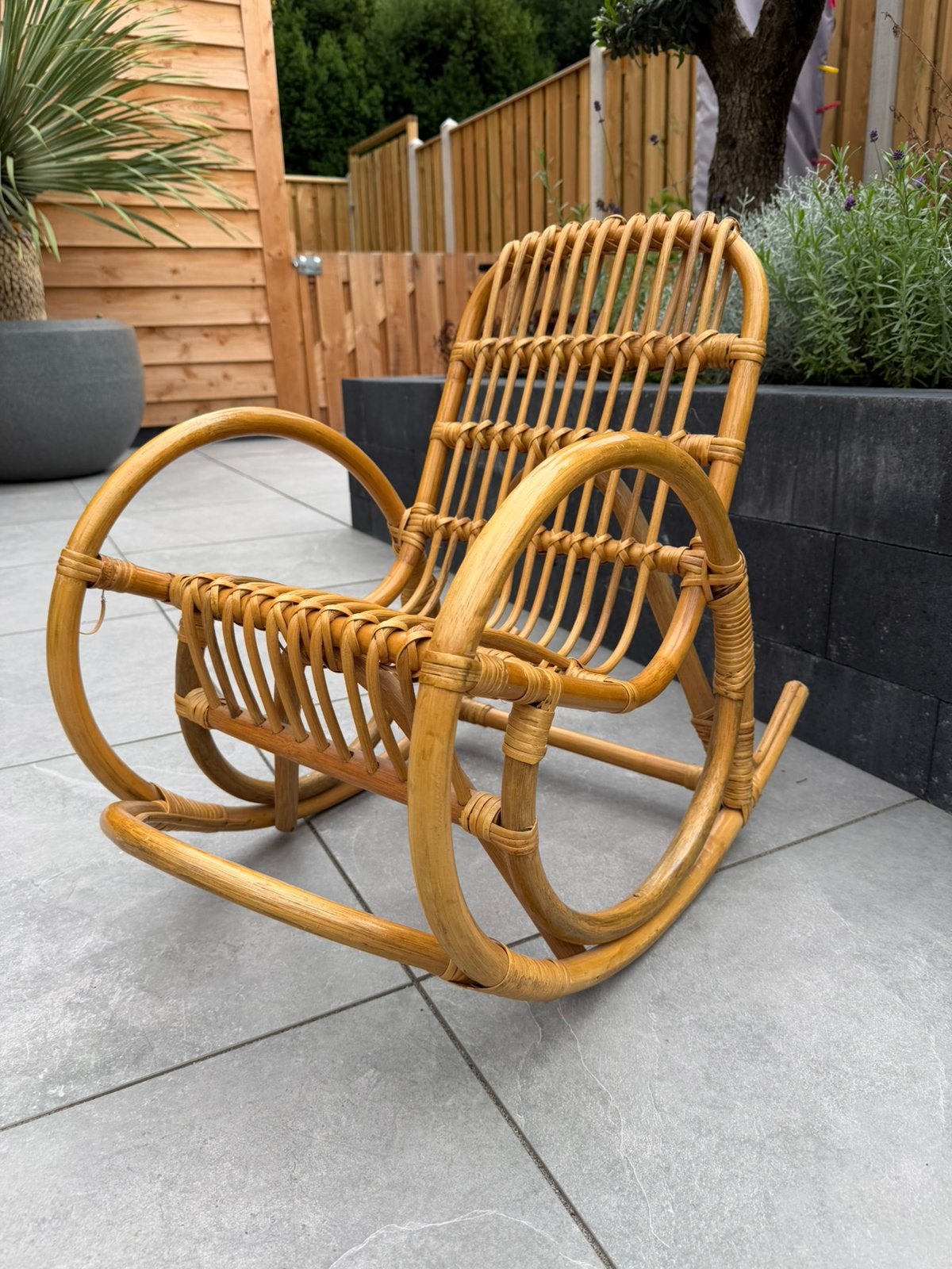 Vintage rotan kinder-schommelstoel, Ophalen, Zo goed als nieuw