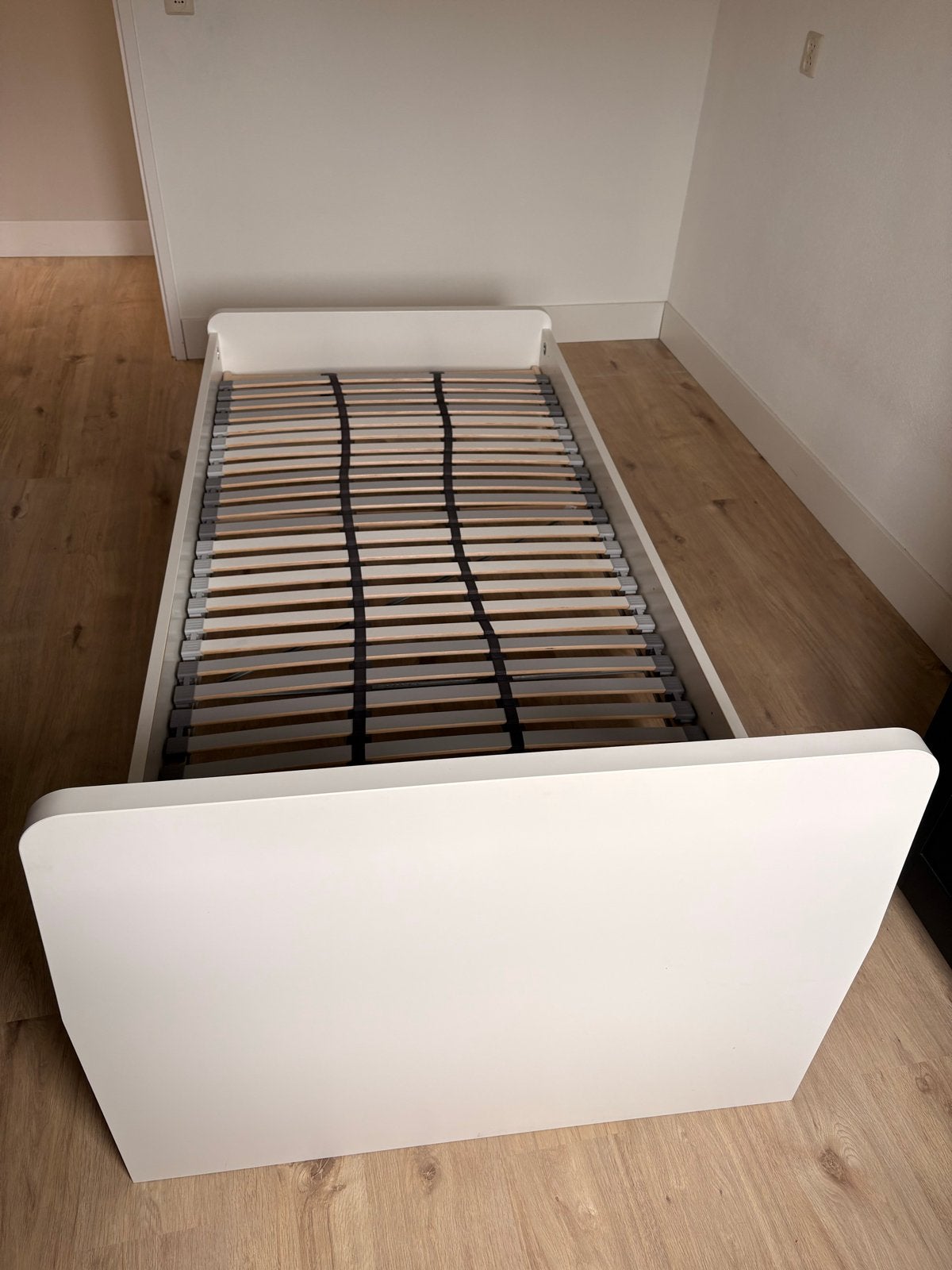 IKEA Wit eenpersoonsbed met lattenbodem - Zo goed als nieuw, Huis en Inrichting, Slaapkamer | Bedden, Ophalen, 90 cm, Eenpersoons