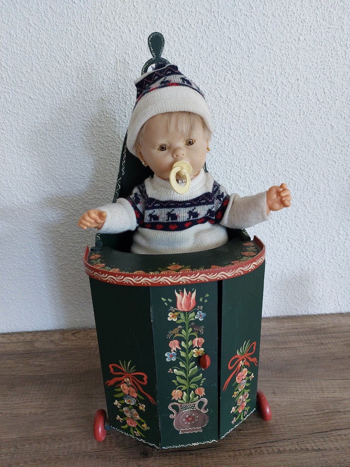 Hindelopen geschilderde poppenstoel met pop, Ophalen of Verzenden, Pop