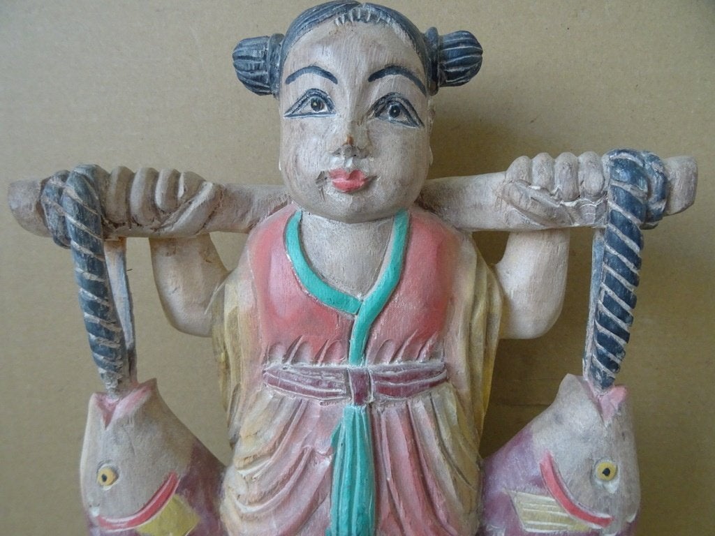 Vintage Chinees houten beeld kind met vissen 29cm gelukbeeld, Ophalen of Verzenden