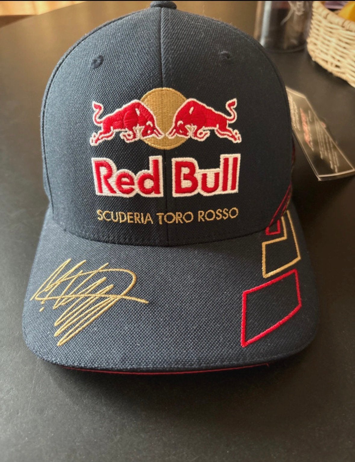 Red Bull Scuderia Toro Rosso pet met echte handtekening, Ophalen of Verzenden, Nieuw, One size fits all