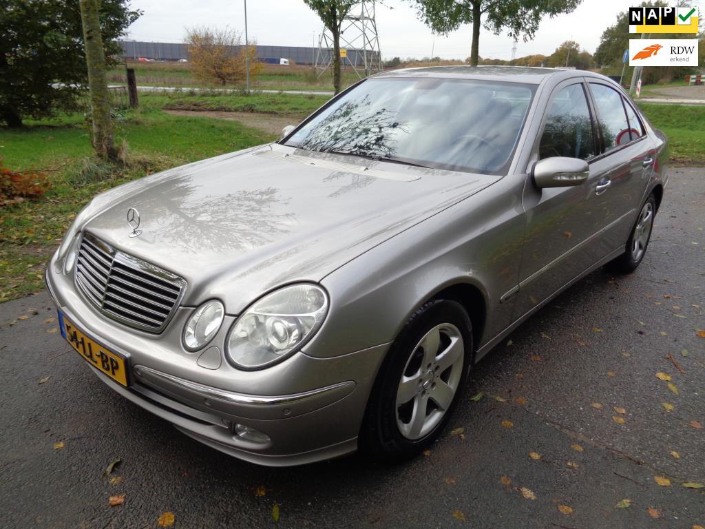 Mercedes-Benz E-klasse 240 Avantgarde AUT! Youngtimer!, Auto's, Mercedes-Benz, Automaat, Achterwielaandrijving, Gebruikt, 2597 cc