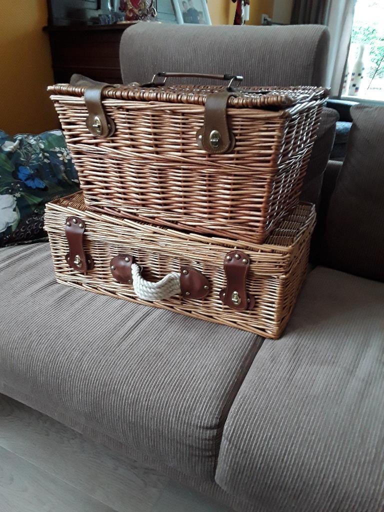 4 persoons picknickmand met inhoud. rieten picknickmand, Ophalen, Zo goed als nieuw