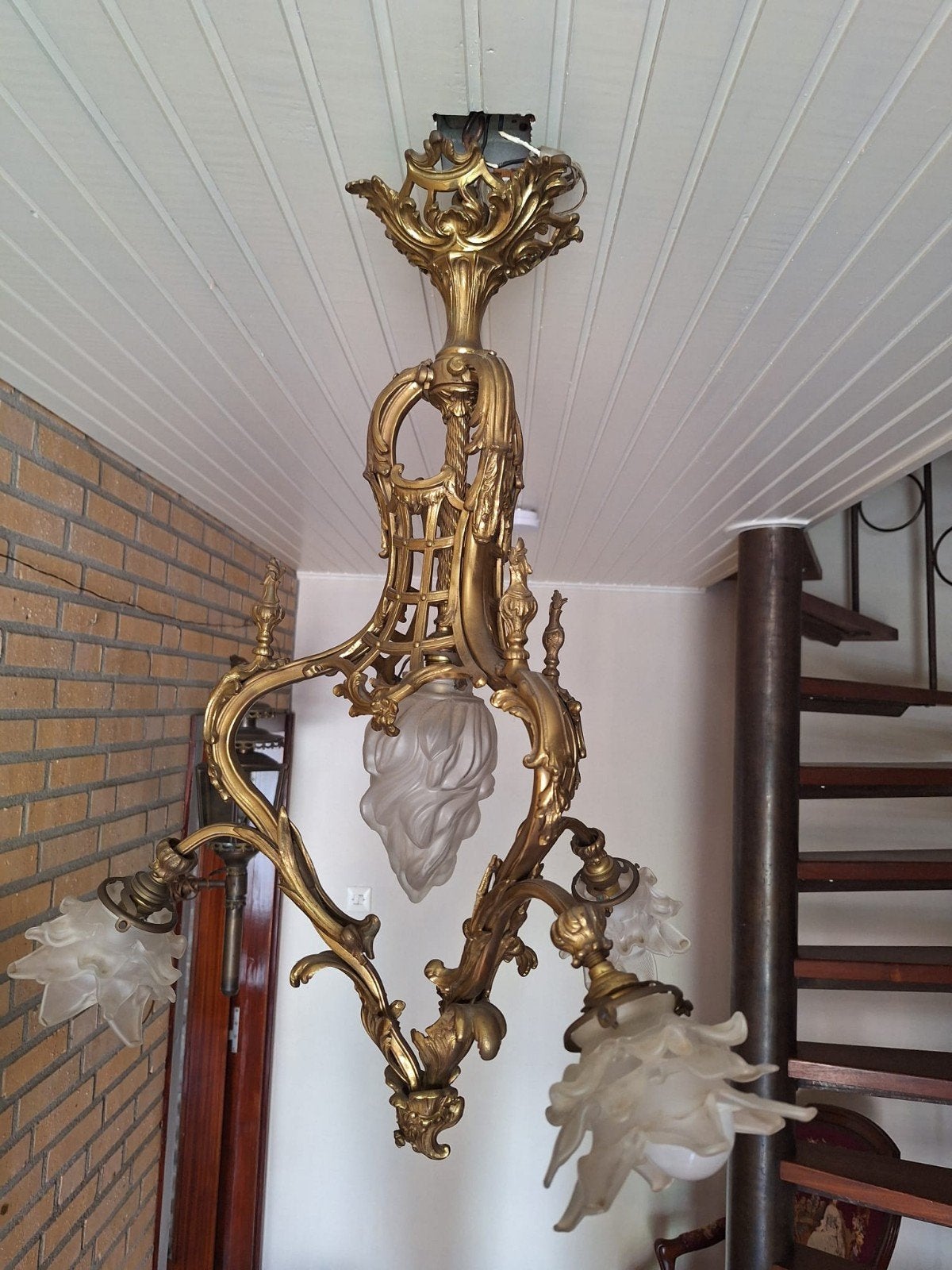 Antieke Bronzen Kroonluchter met Bloemvormige Kappen, Ophalen