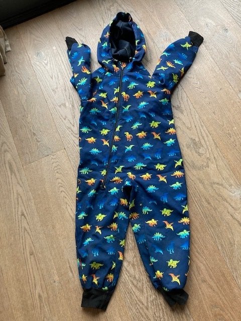 Buitenspeelpak maat 110 met dino print, Kinderen en Baby's, Ophalen of Verzenden, Zo goed als nieuw, Jongen of Meisje, Jas