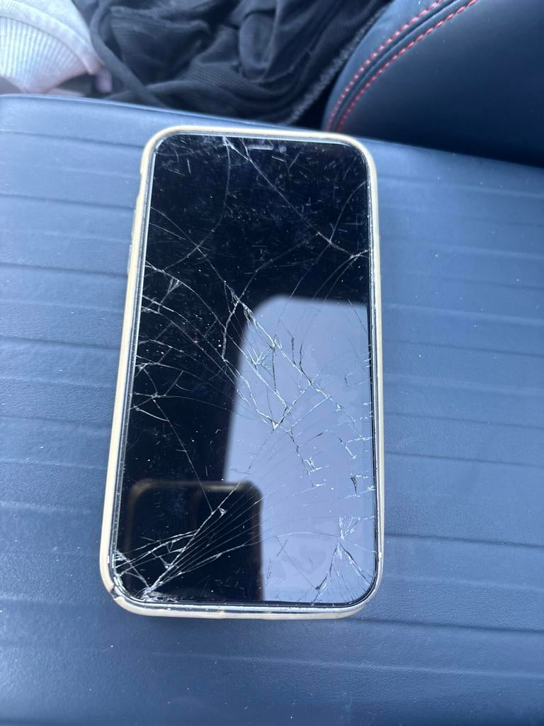 Kapotte iPhone 11 - Voor onderdelen of reparatie, Telecommunicatie, Mobiele telefoons | Apple iPhone, 64 GB, Zonder simlock, Niet werkend