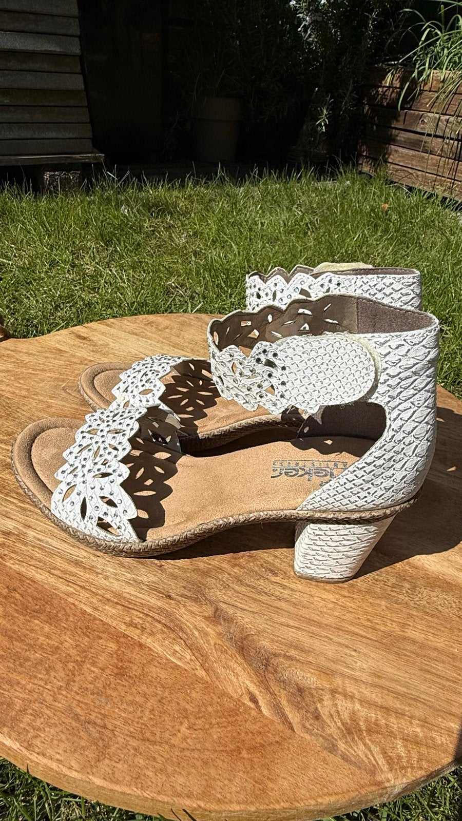 Rieker witte sandalen met hak - Maat 38, Kleding | Dames, Ophalen of Verzenden, Zo goed als nieuw, Wit, Sandalen of Muiltjes