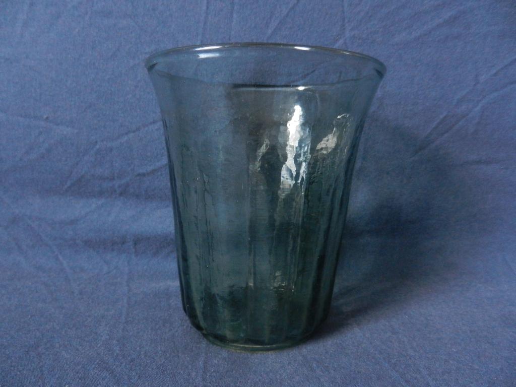 Groen glazen vaas Bambusa Maastricht WJ Rozendaal h. 13,3 cm, Antiek en Kunst, Antiek | Glas en Kristal, Ophalen of Verzenden