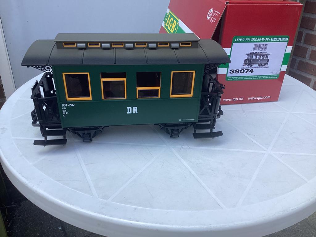 LGB 38074 DR 2assig personenrijtuig met kunststof spaakwiele, Hobby en Vrije tijd, Modeltreinen | Overige schalen, Gelijkstroom